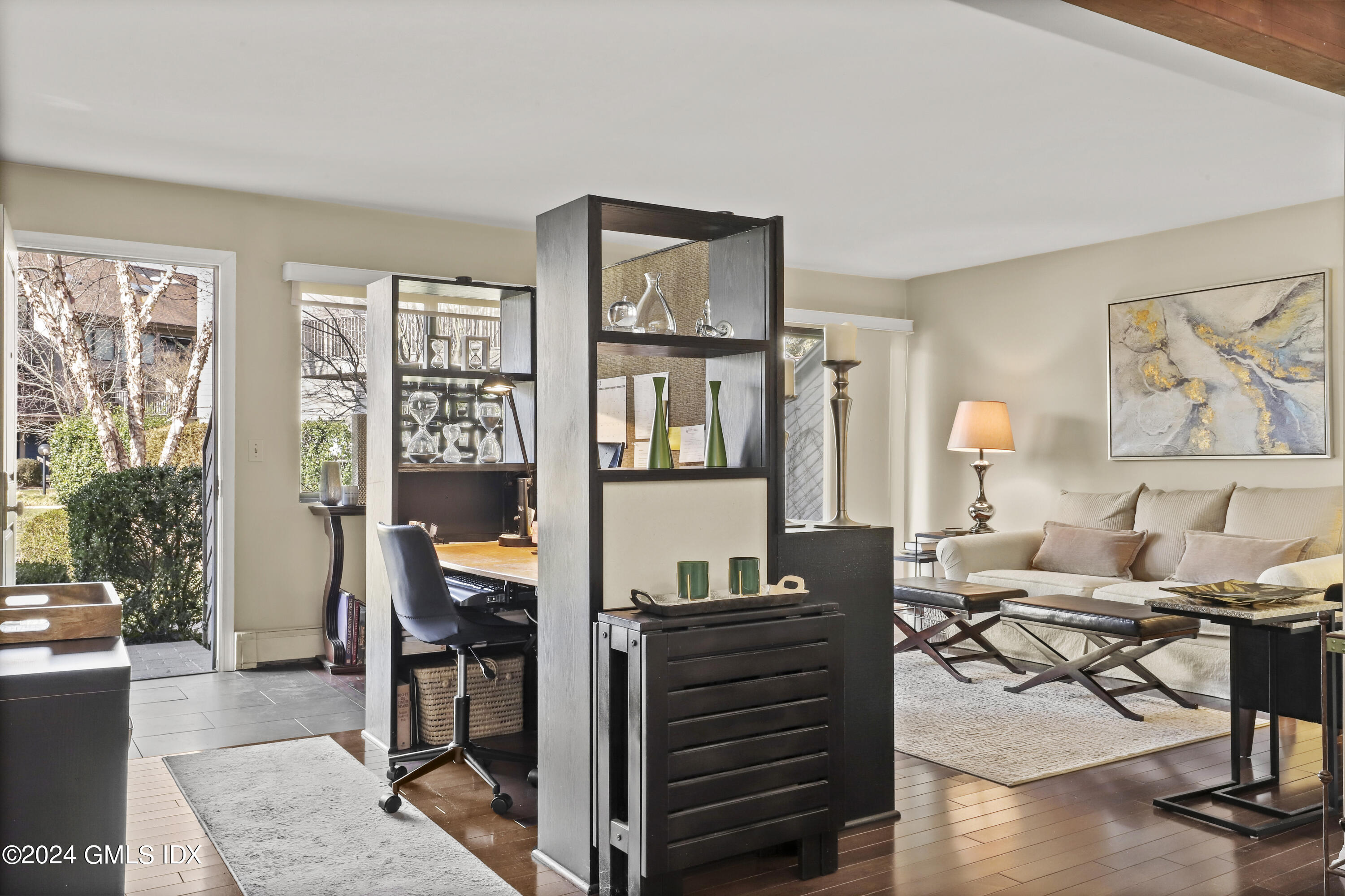 1465 E Putnam Avenue, 313