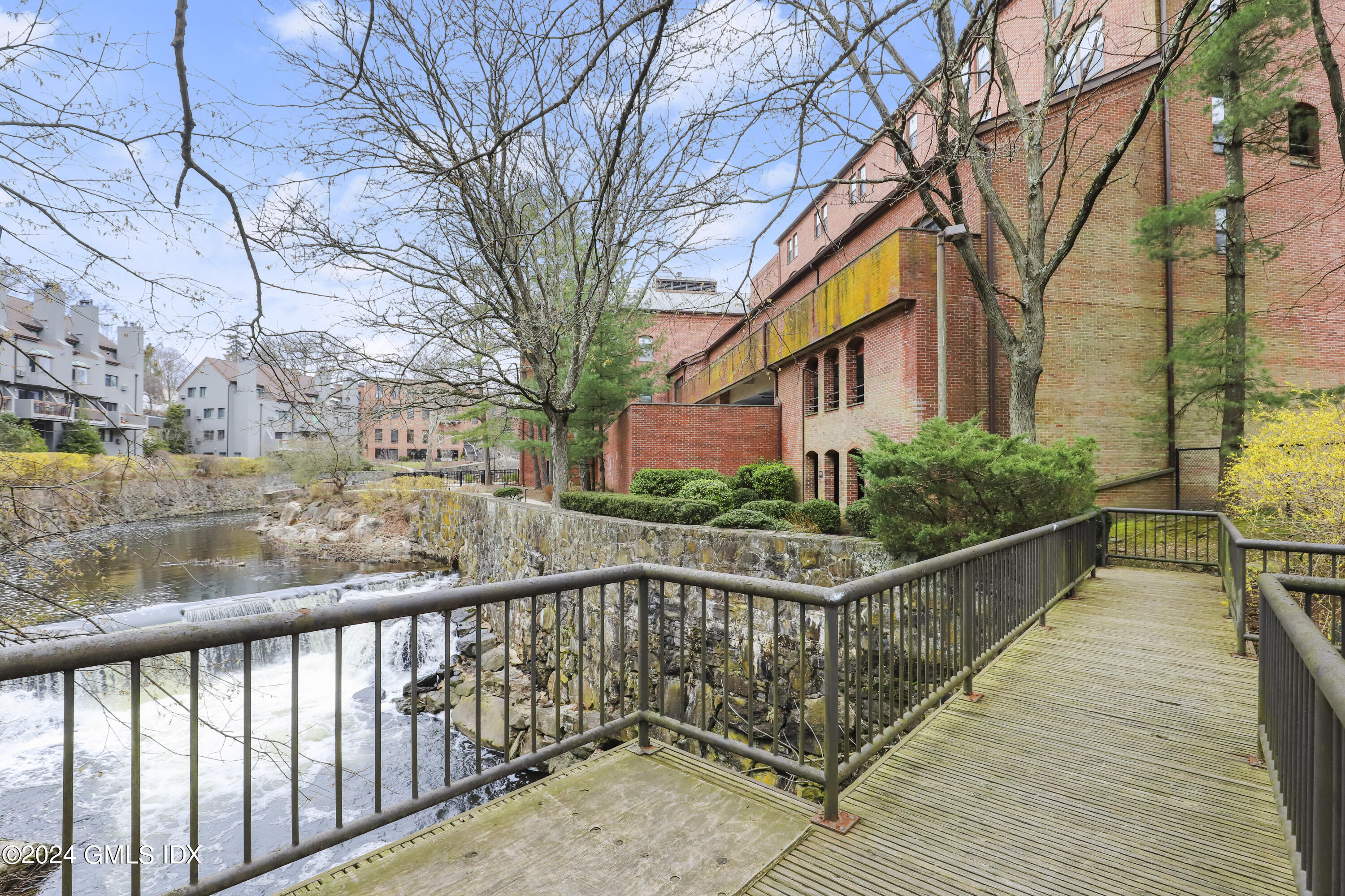 12 Glenville Street, 102