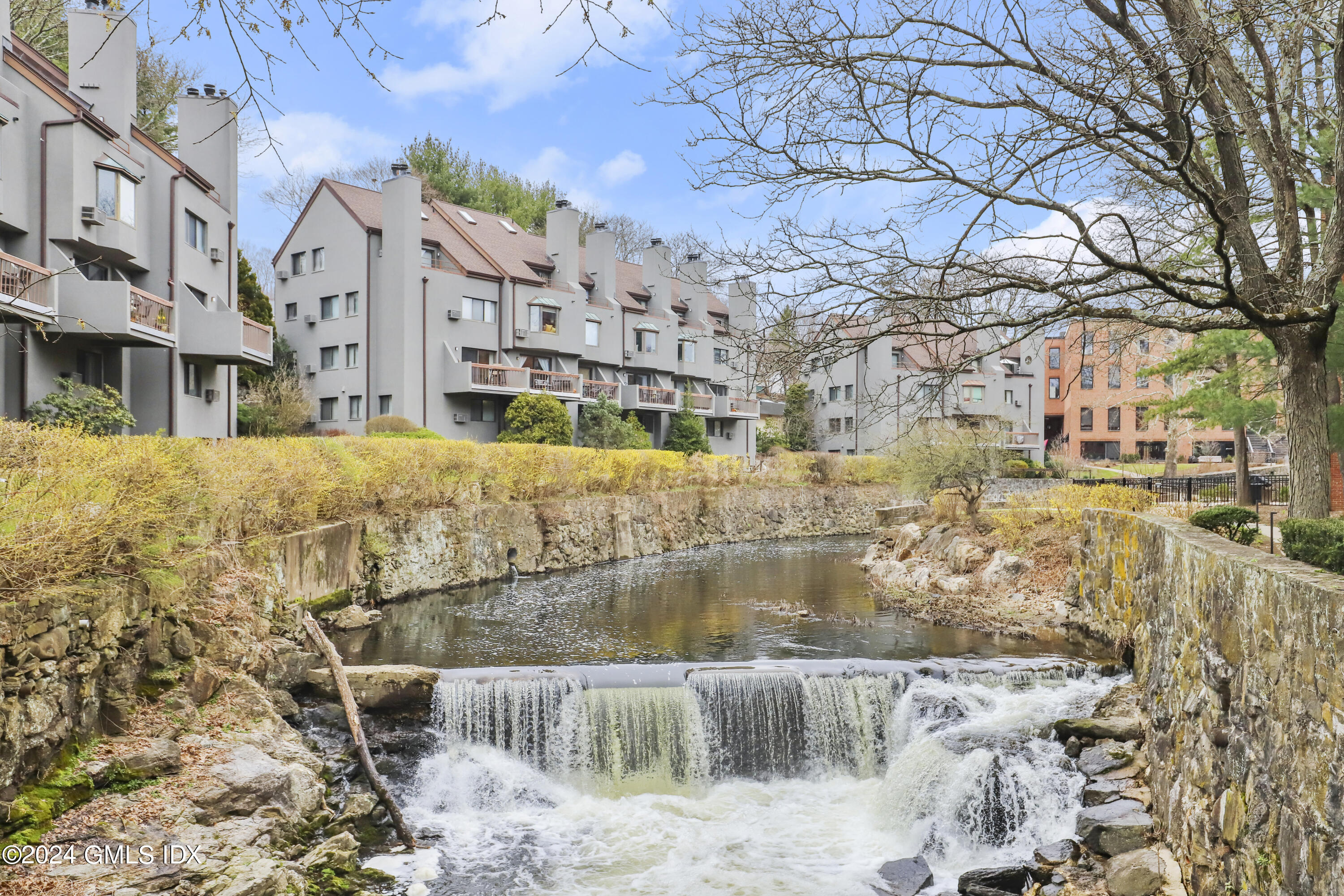 12 Glenville Street, 102