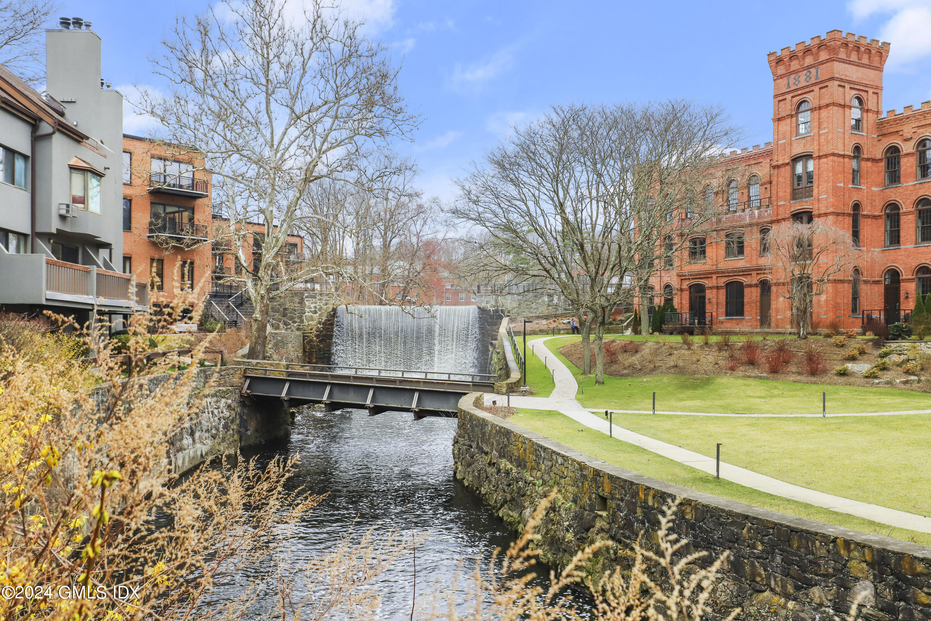 12 Glenville Street, 102