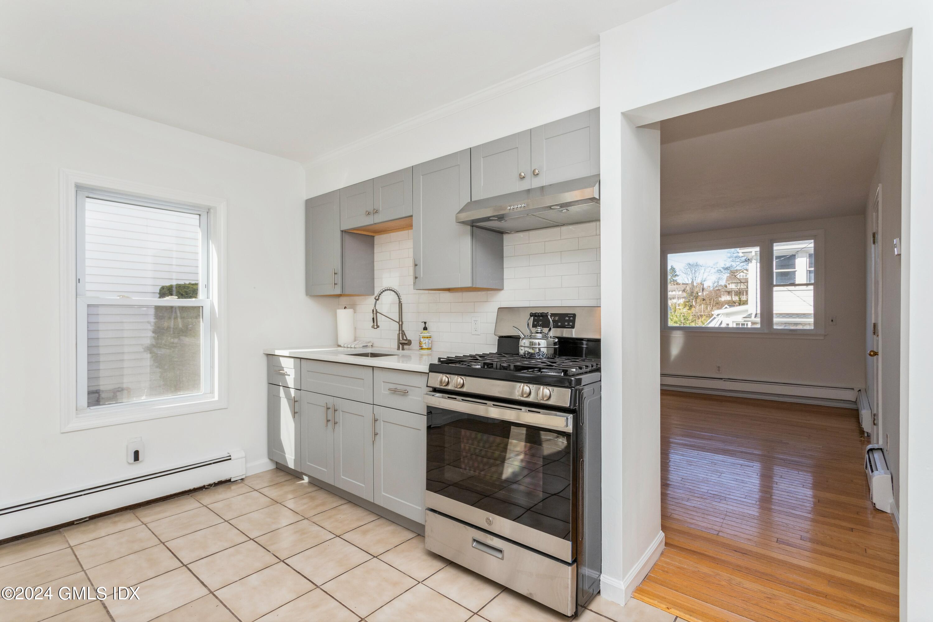 63 Le Grande Avenue, 1