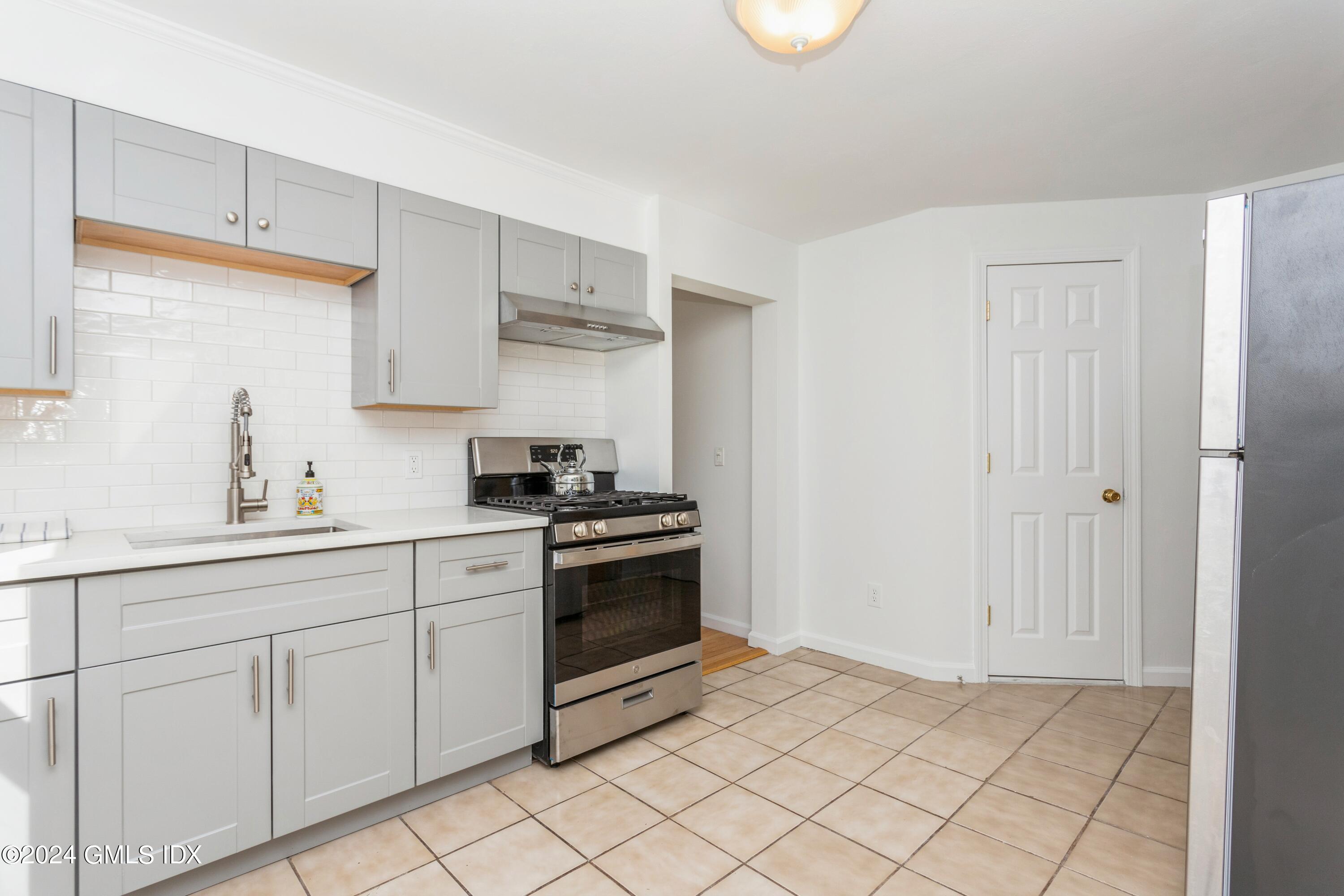 63 Le Grande Avenue, 1