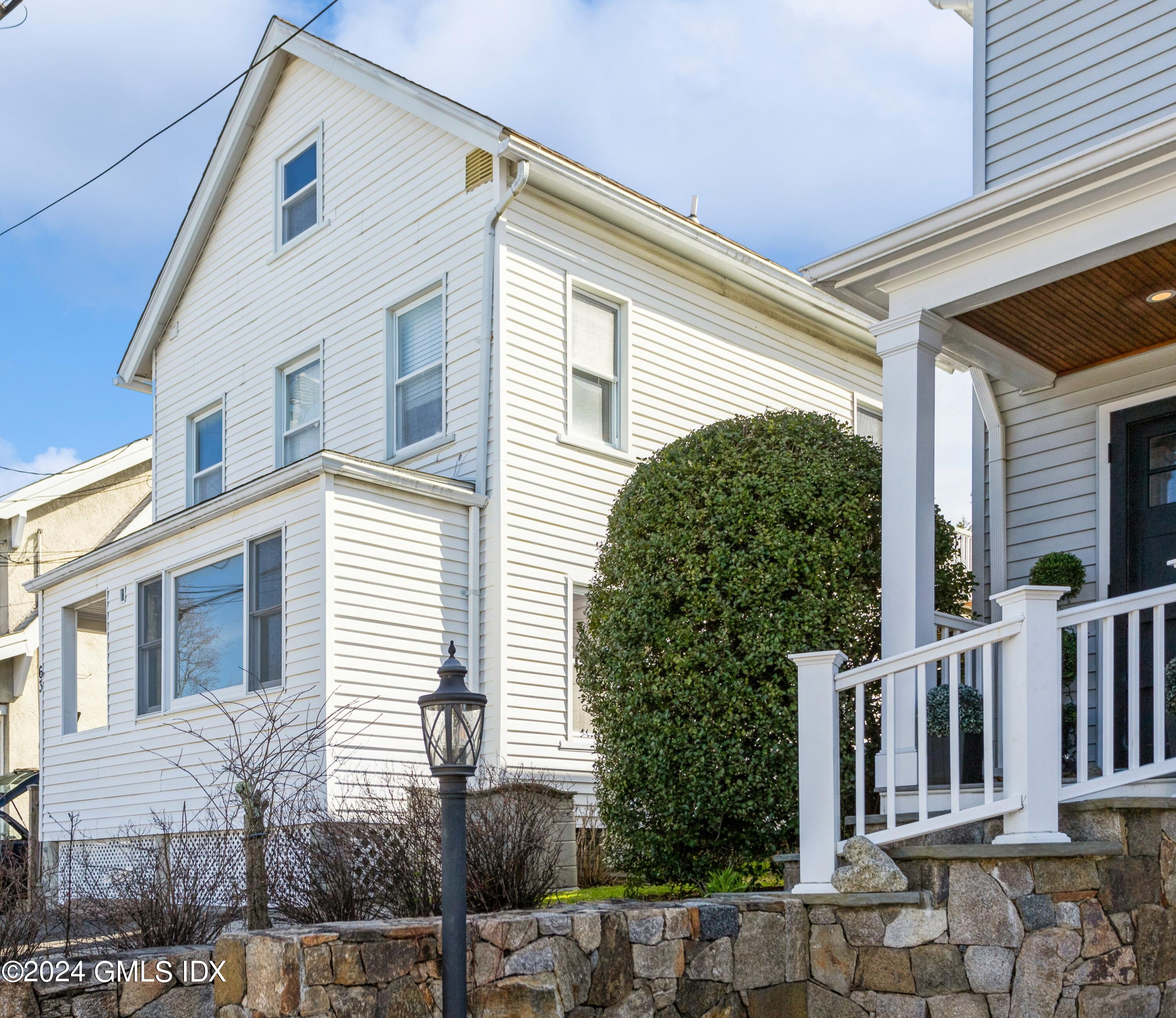 63 Le Grande Avenue, 1