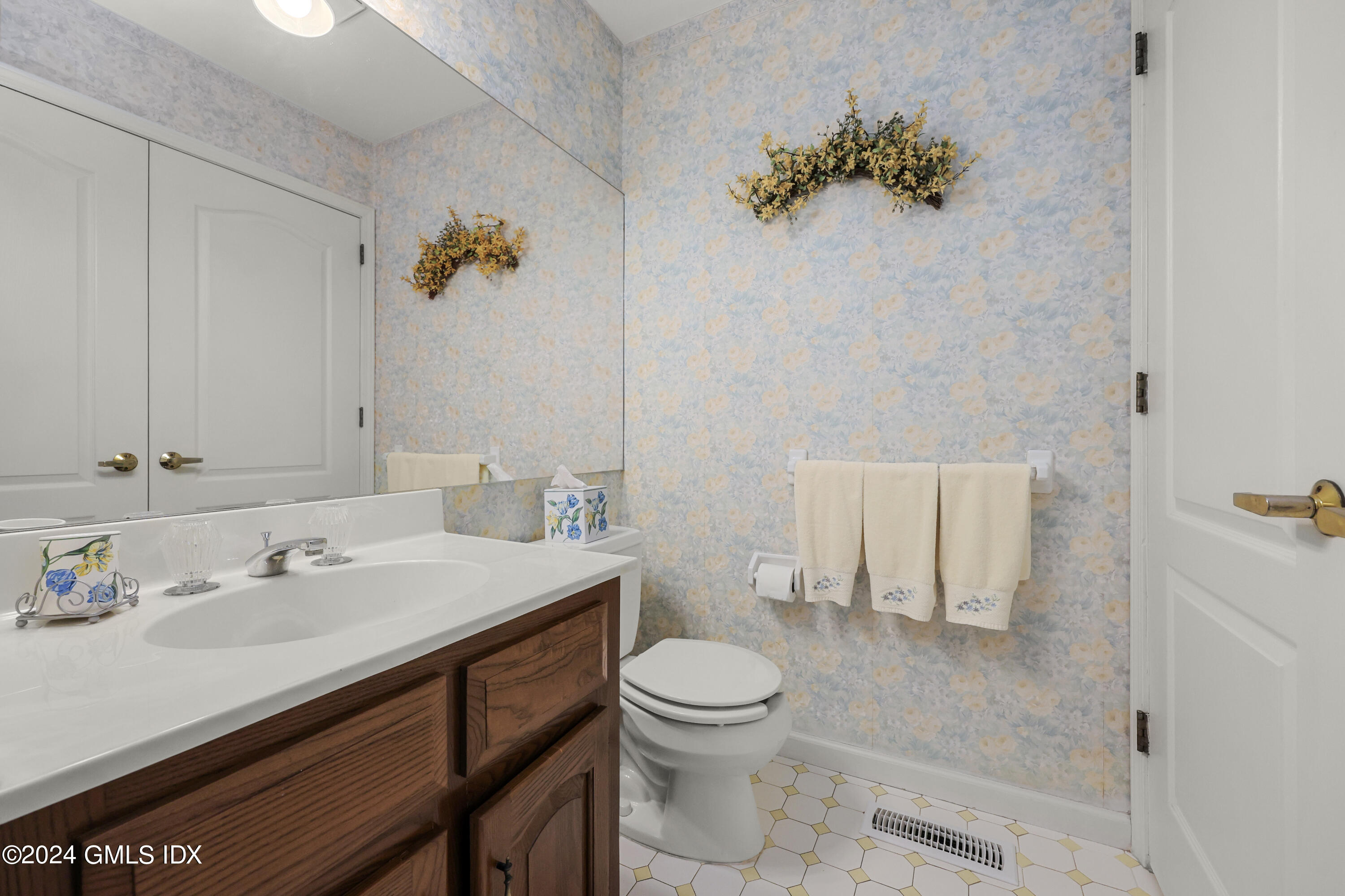 162 Colonial Road, 12