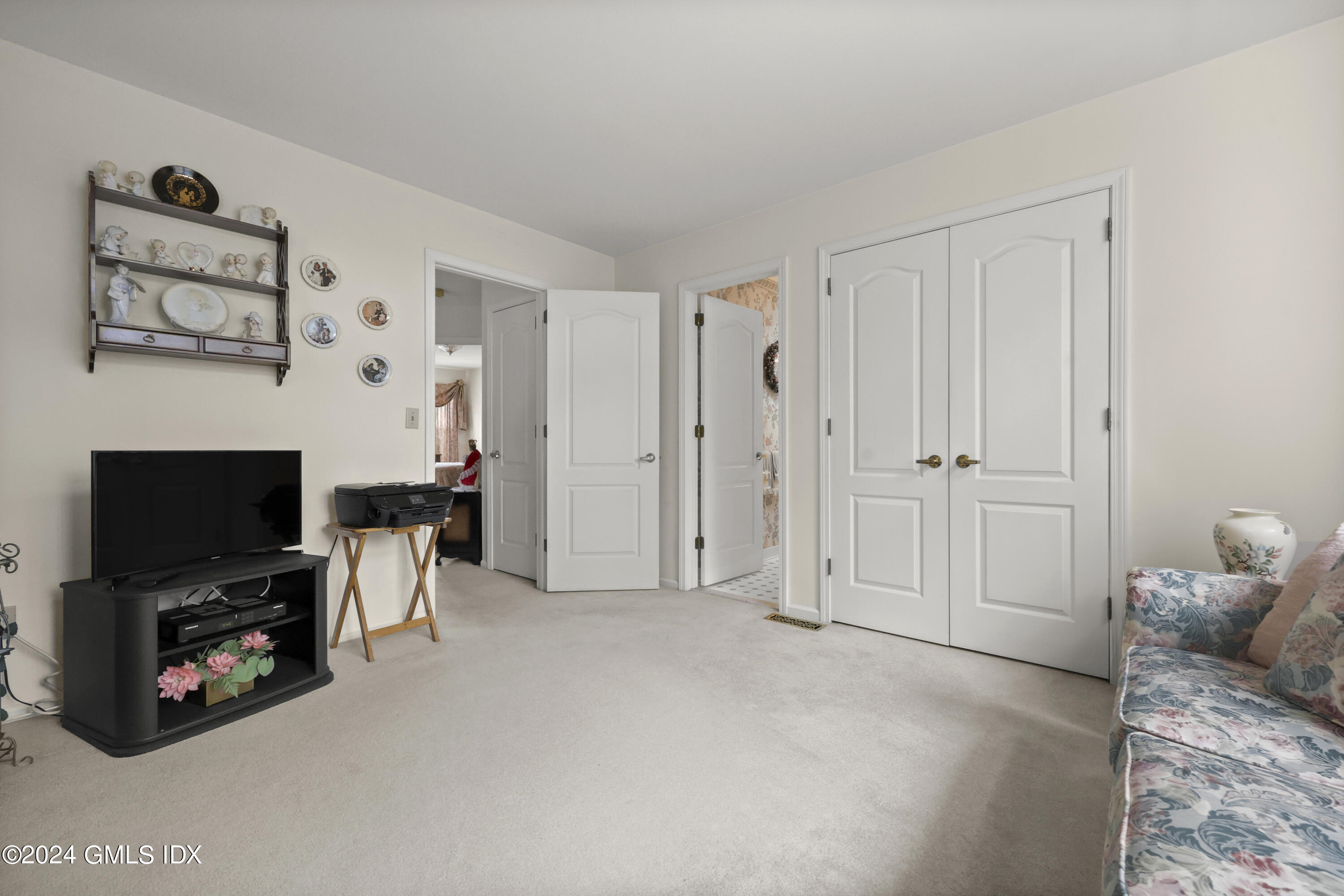 162 Colonial Road, 12