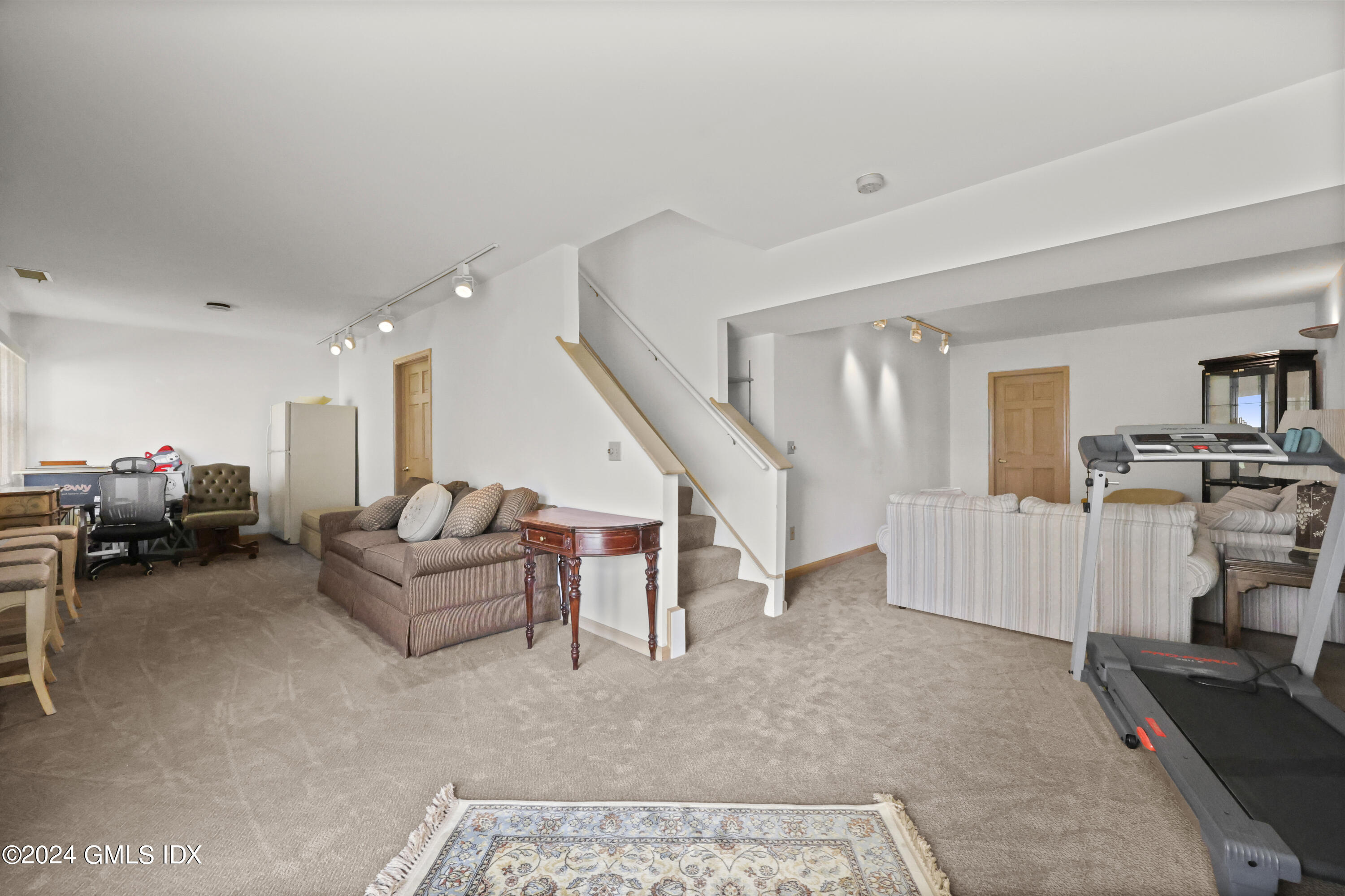 162 Colonial Road, 12