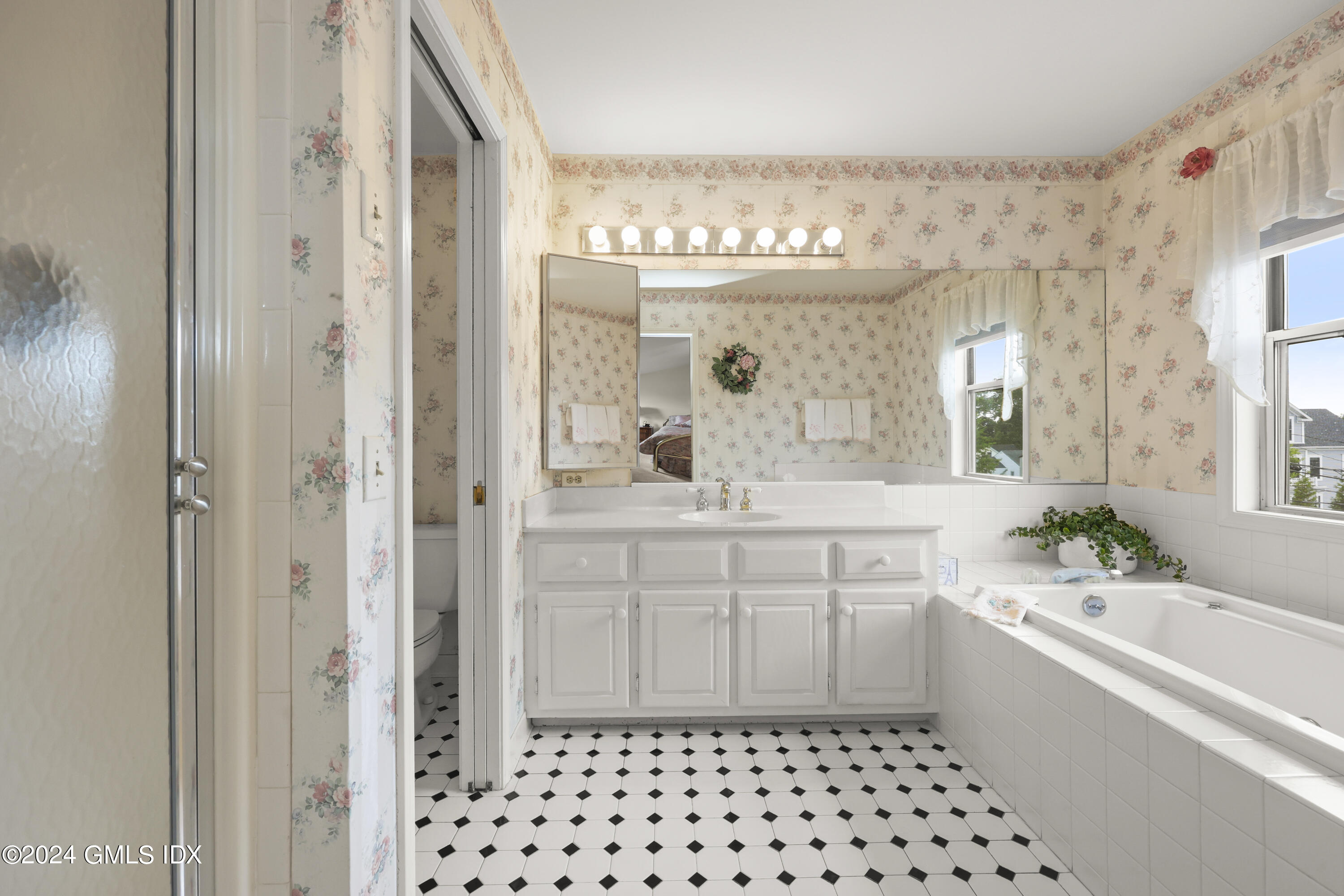 162 Colonial Road, 12