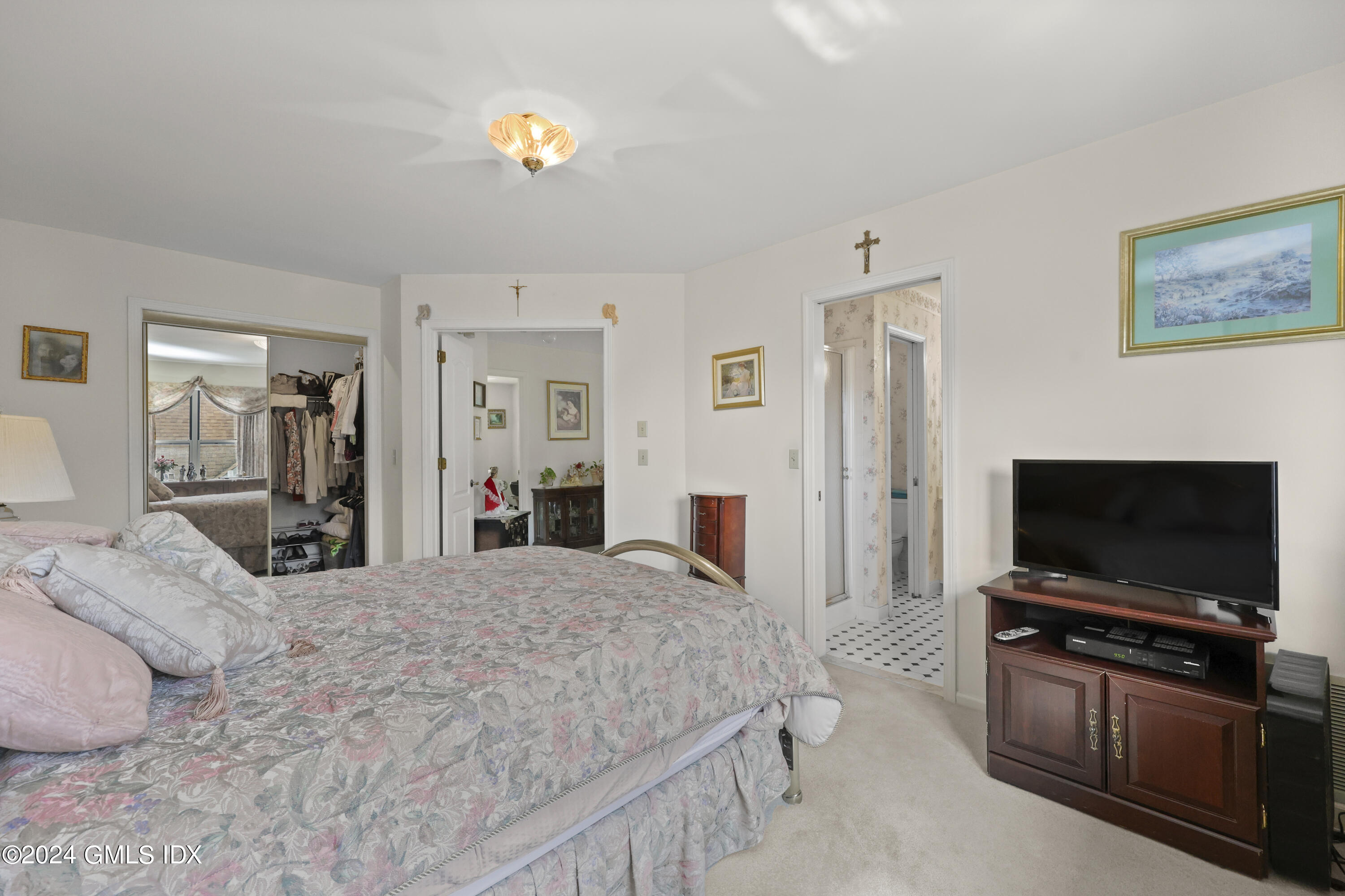 162 Colonial Road, 12