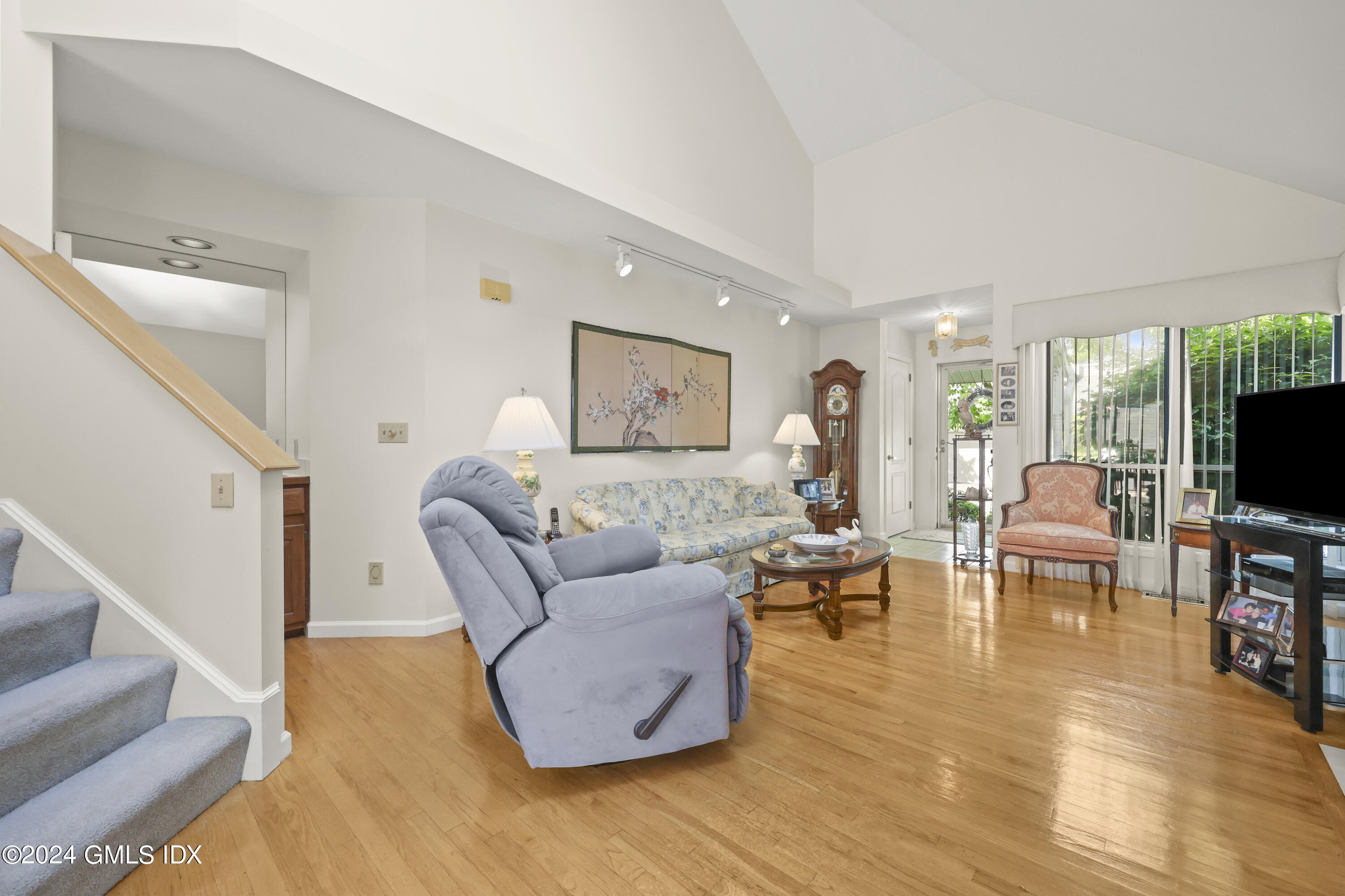 162 Colonial Road, 12