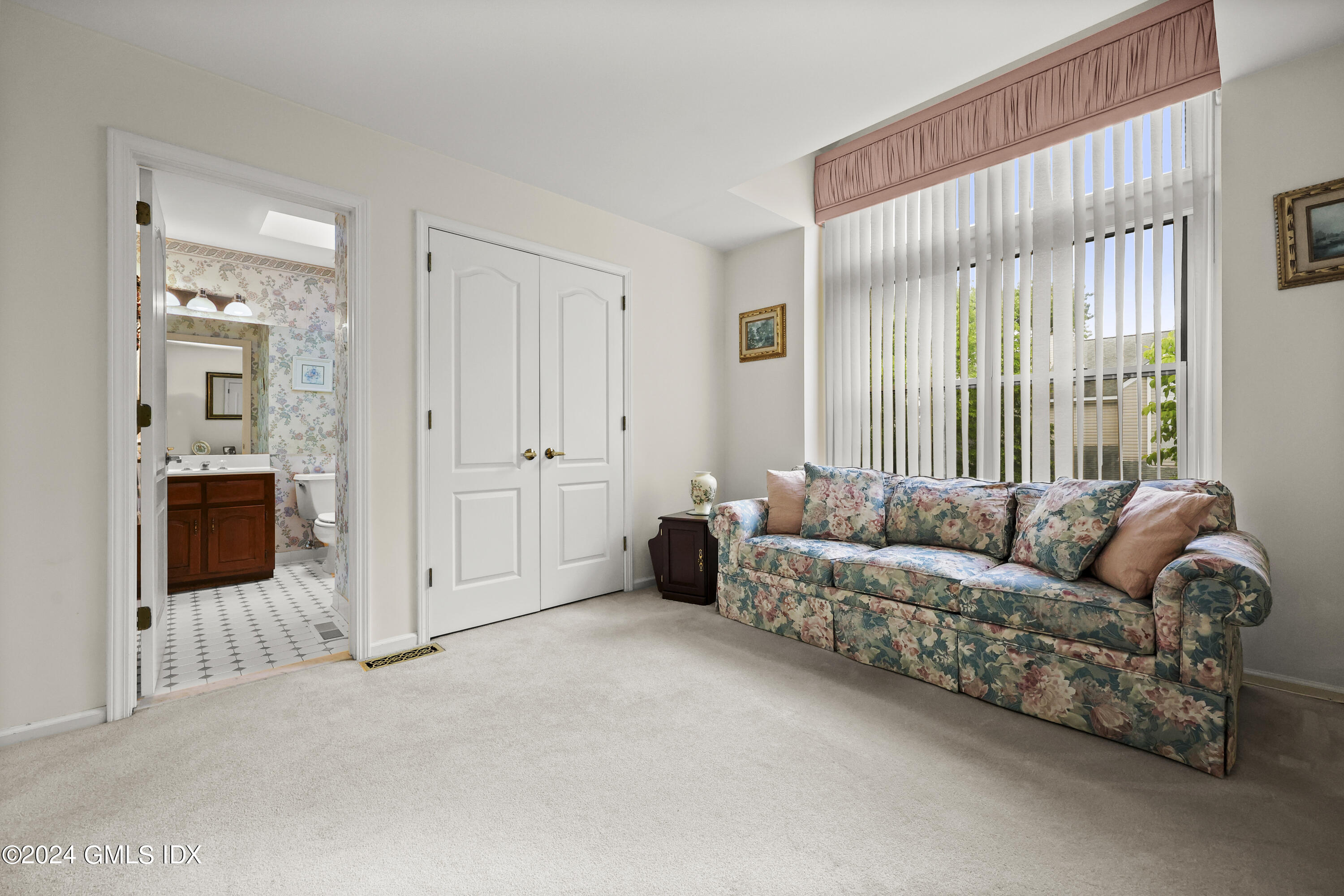 162 Colonial Road, 12