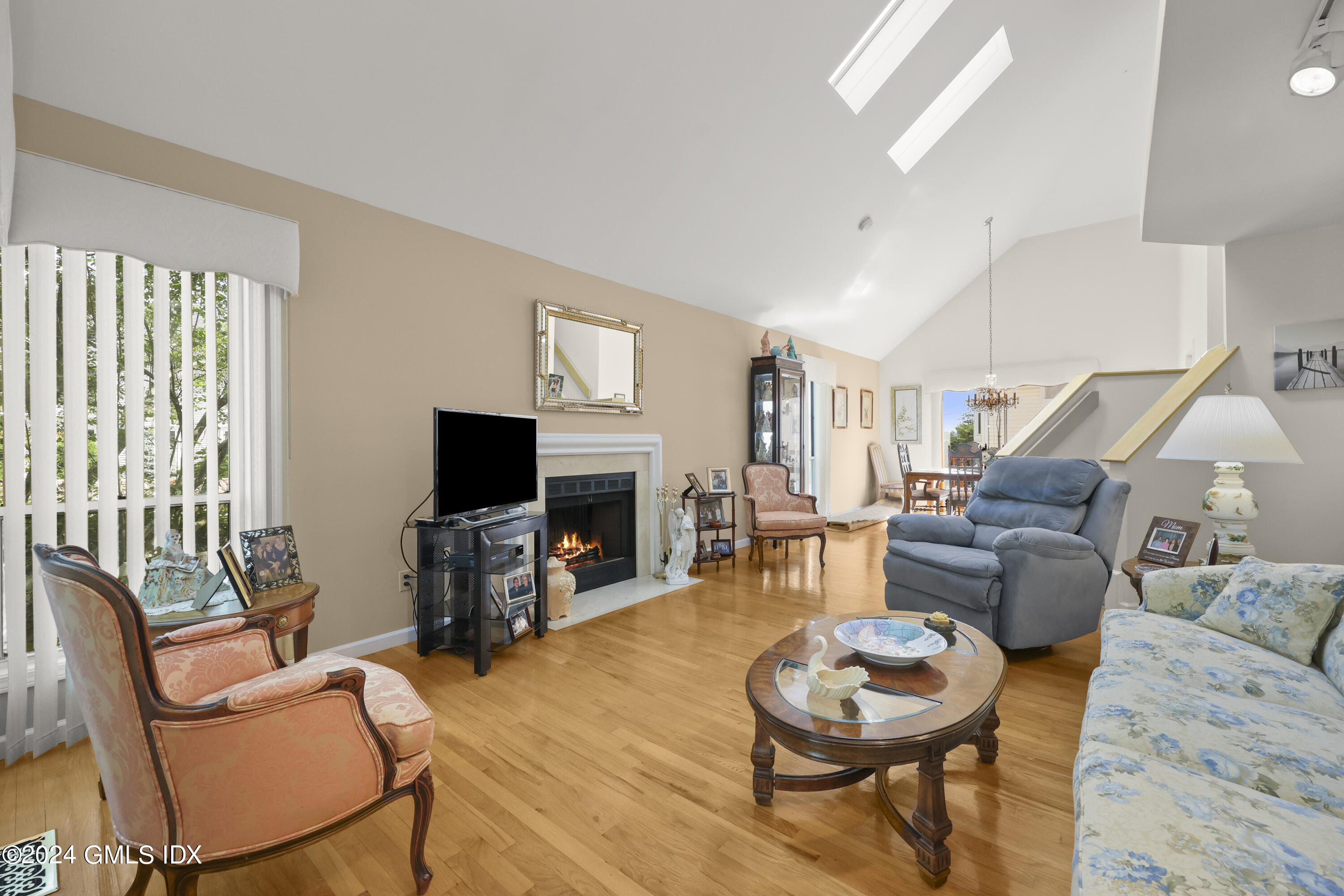 162 Colonial Road, 12