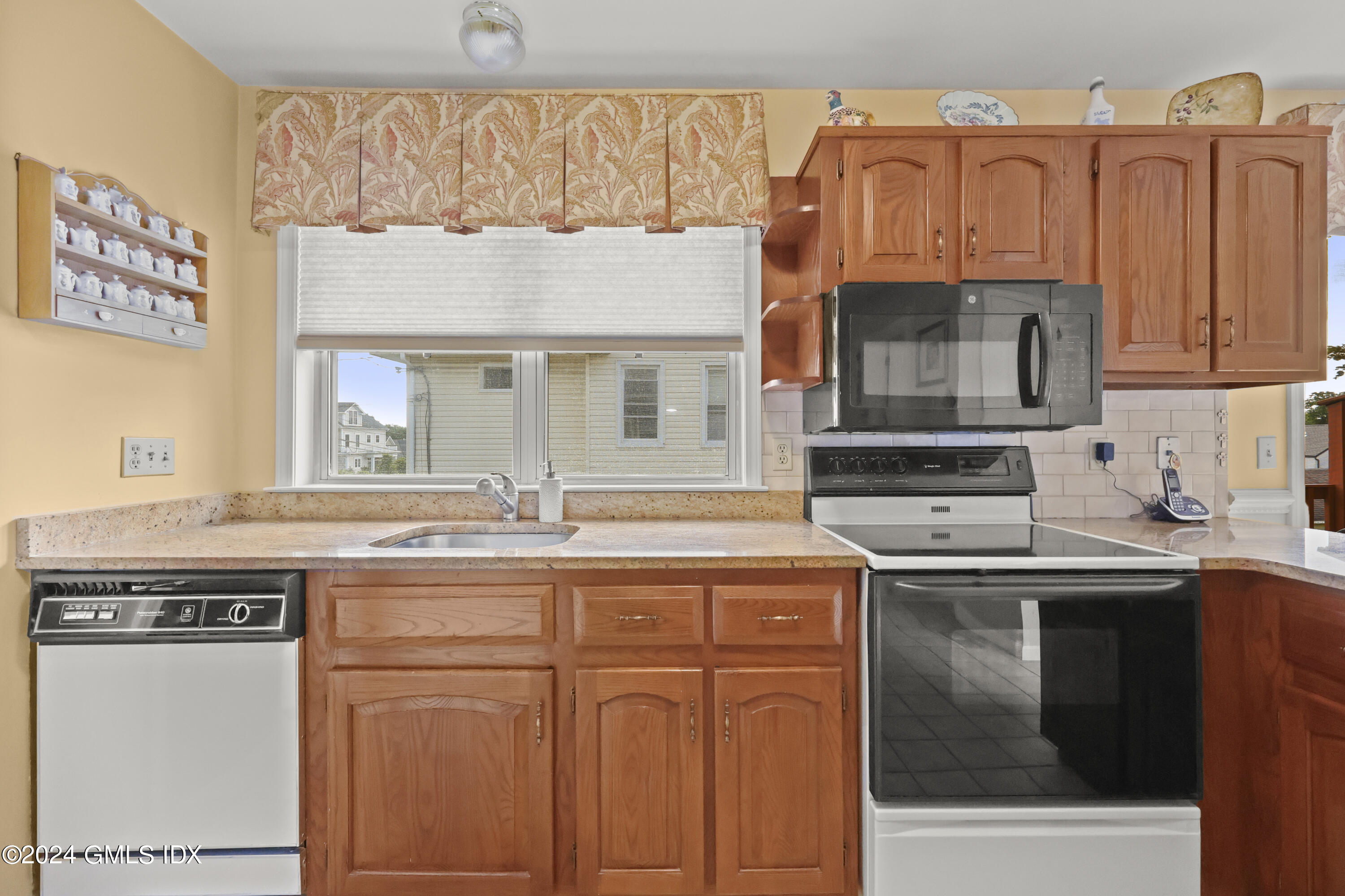 162 Colonial Road, 12