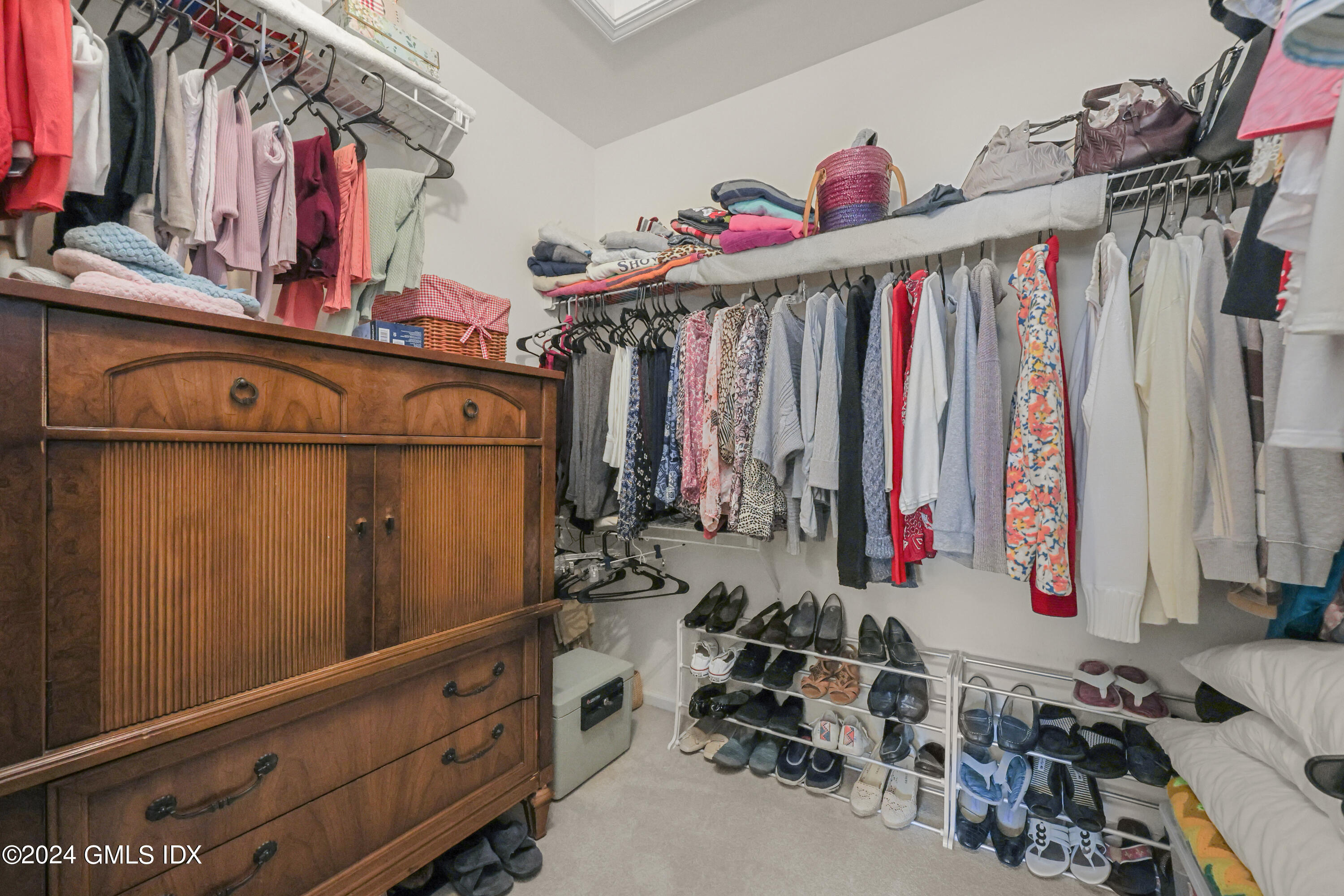 162 Colonial Road, 12