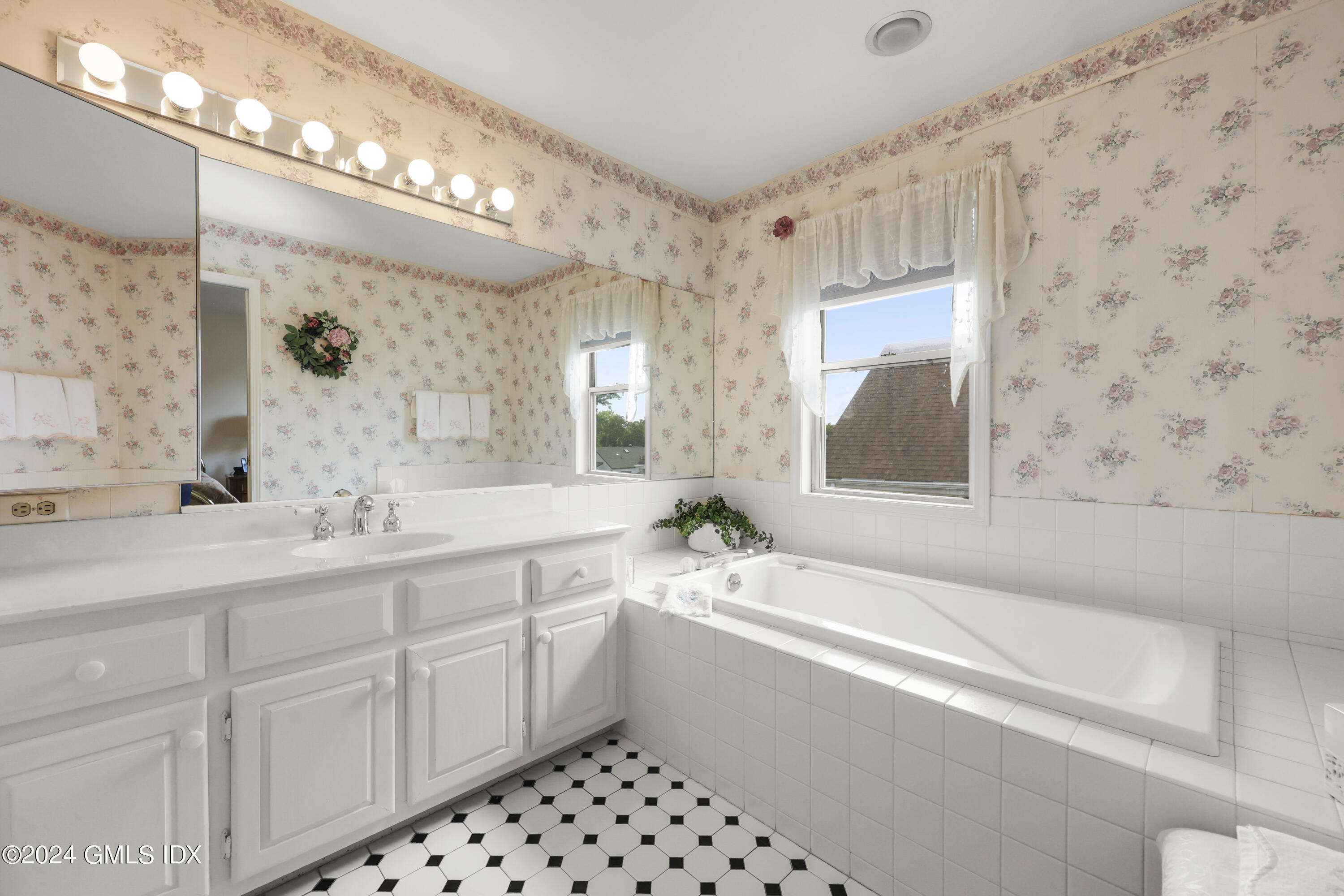 162 Colonial Road, 12