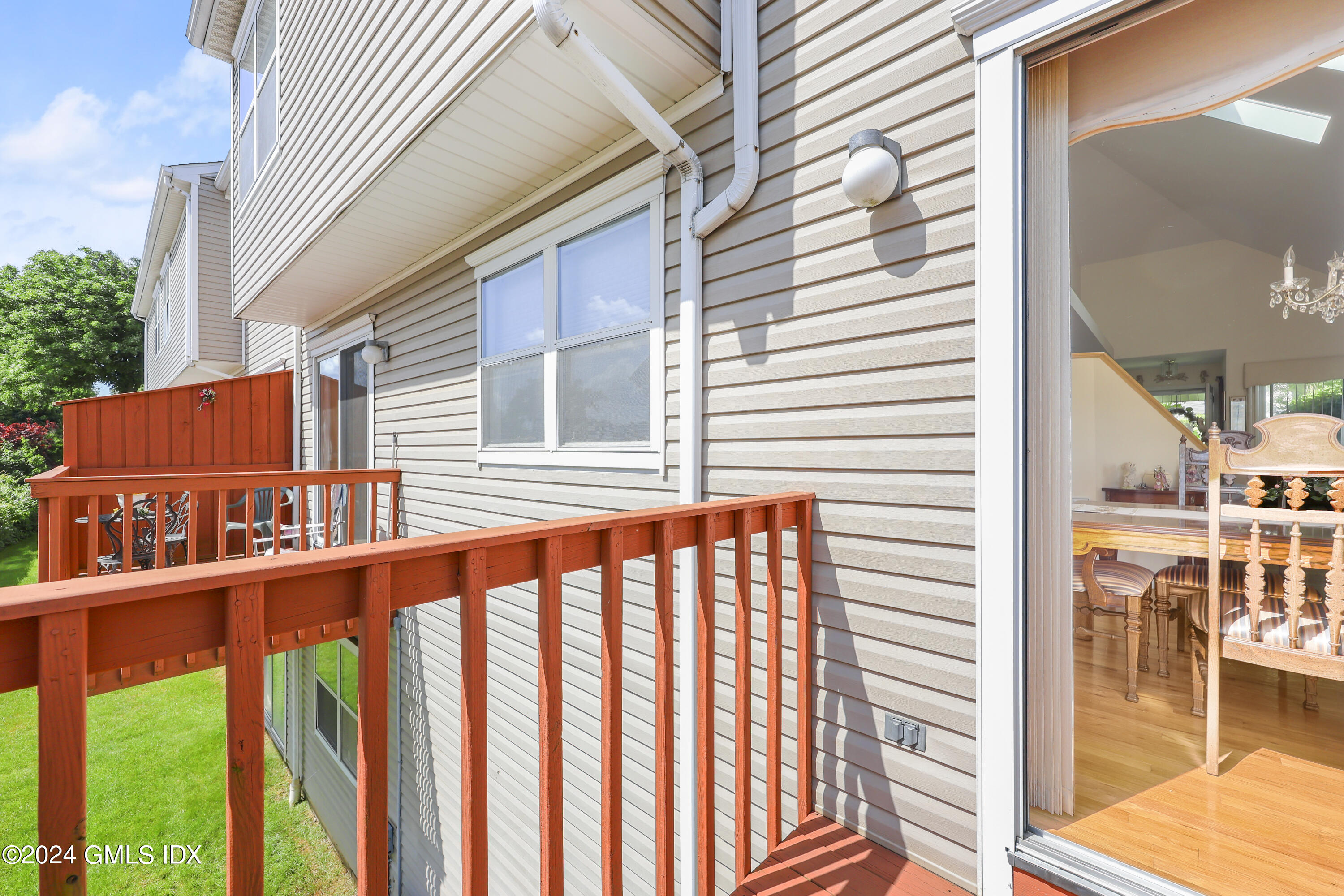 162 Colonial Road, 12