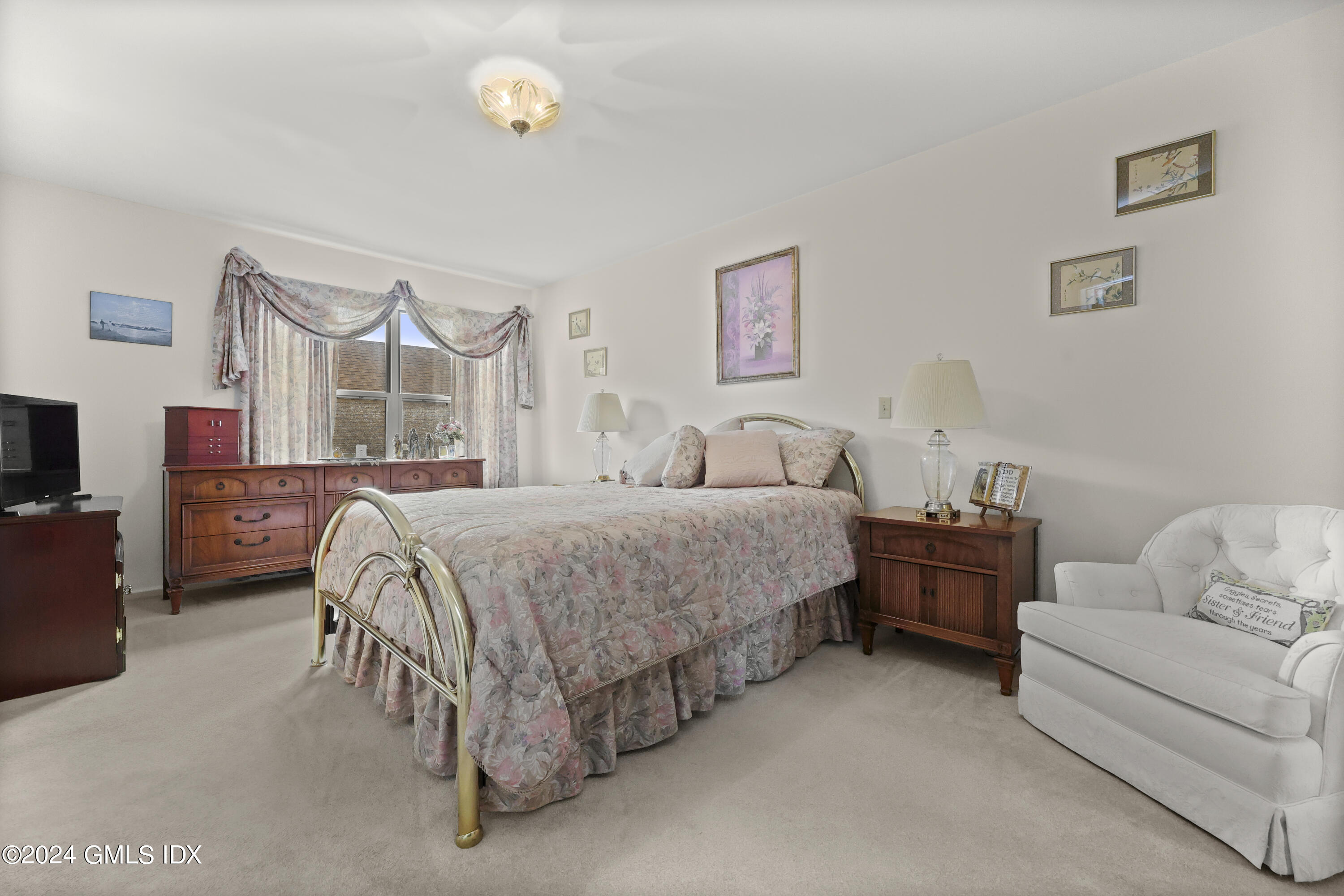 162 Colonial Road, 12