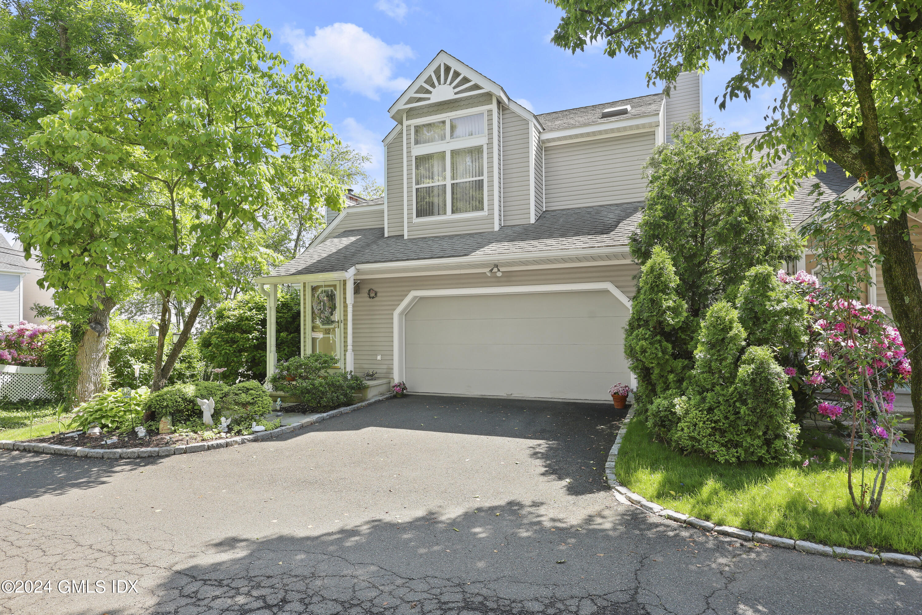 162 Colonial Road, 12