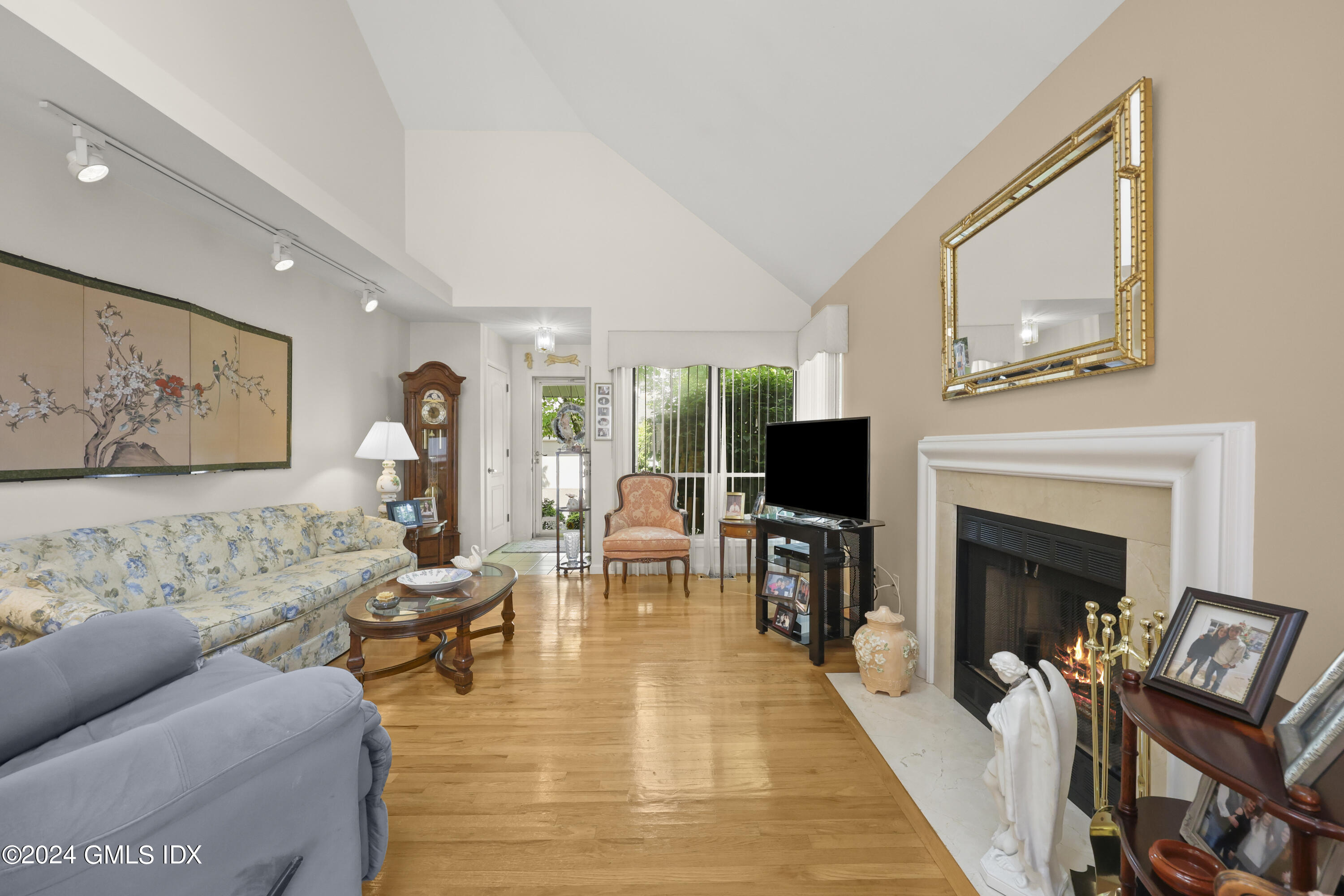 162 Colonial Road, 12