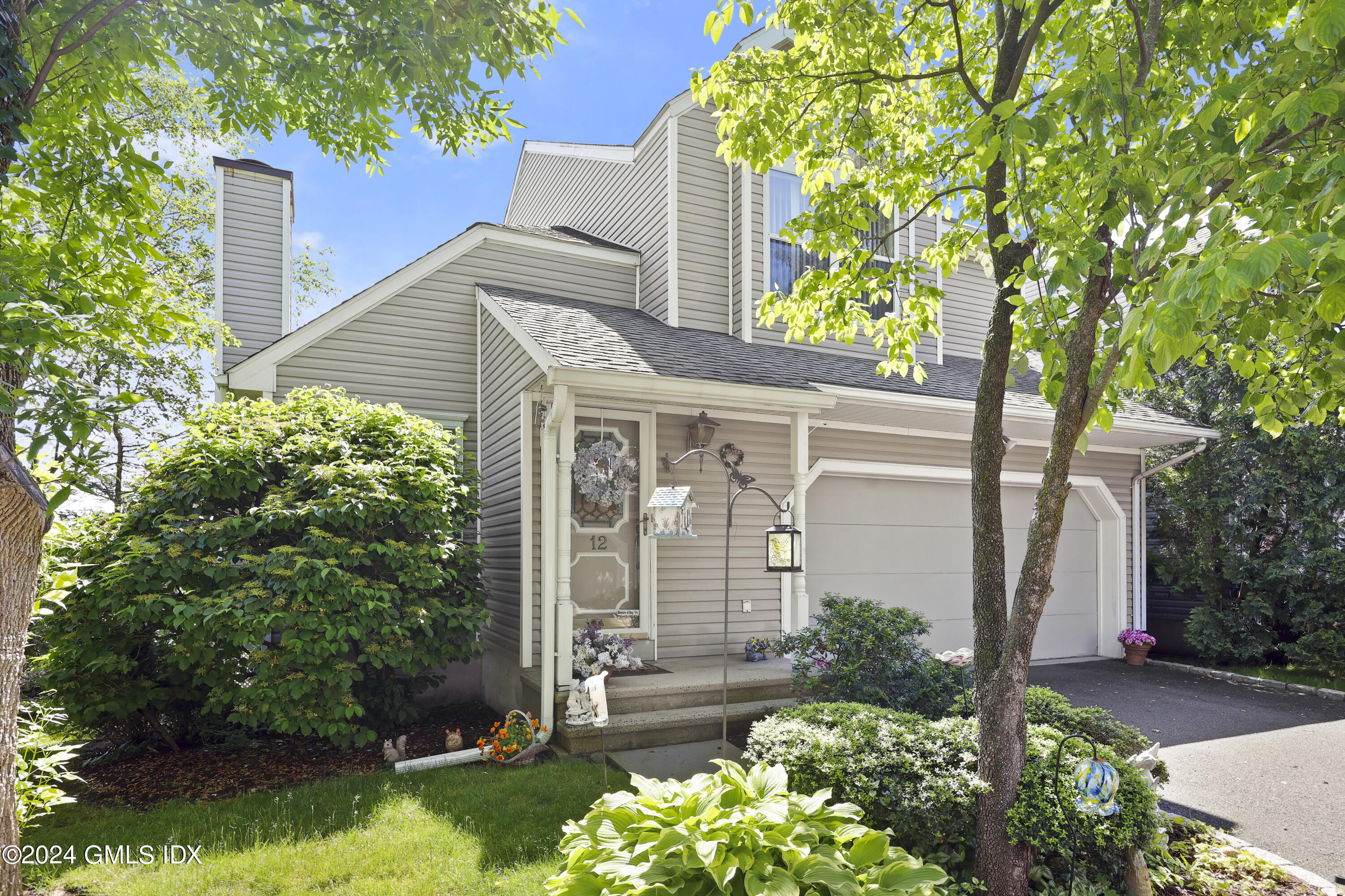 162 Colonial Road, 12