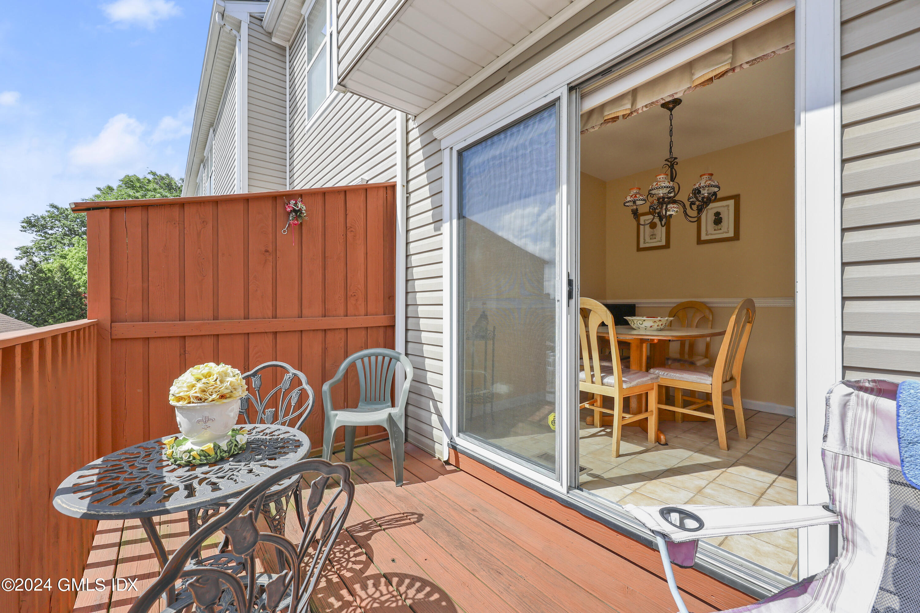 162 Colonial Road, 12