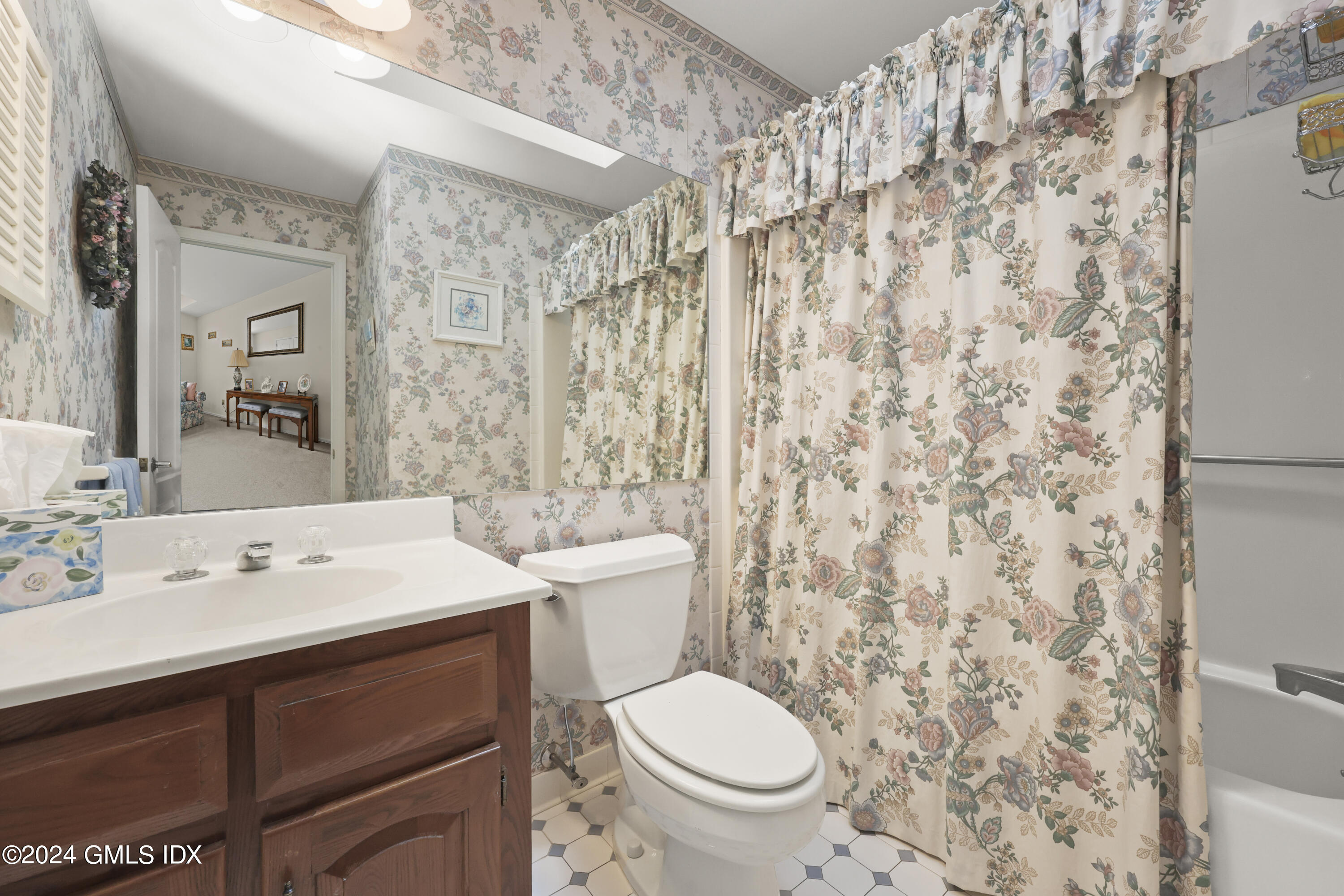 162 Colonial Road, 12