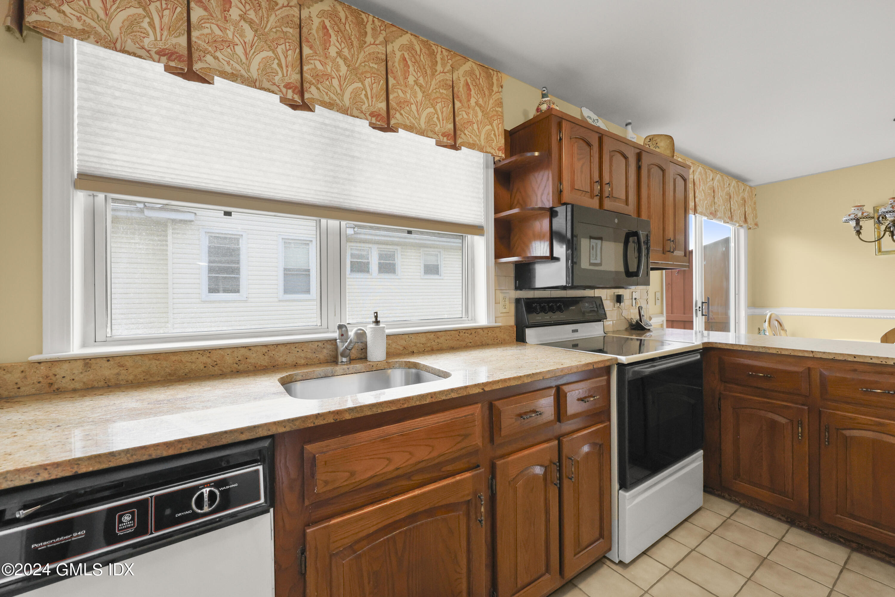 162 Colonial Road, 12