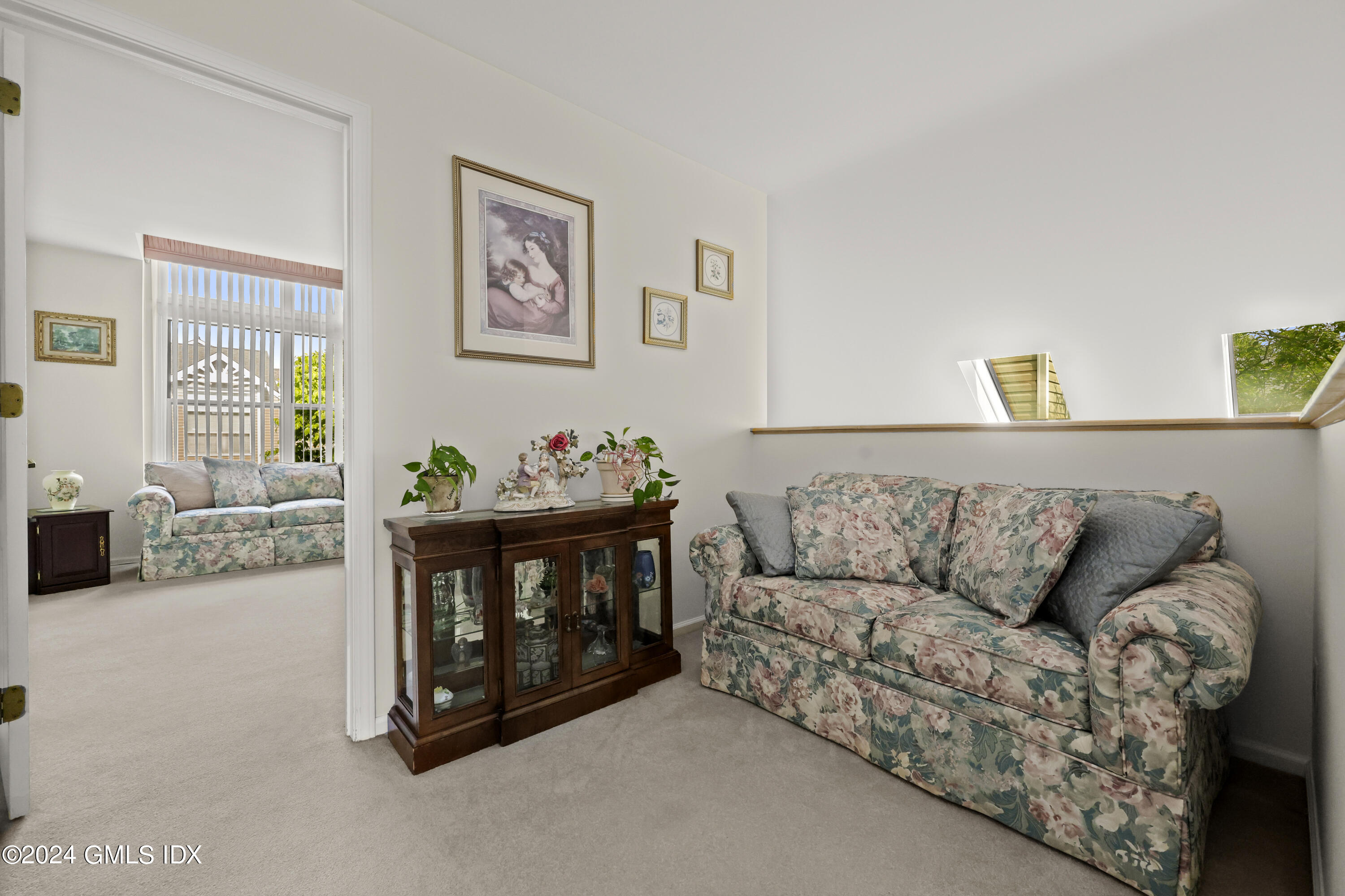 162 Colonial Road, 12