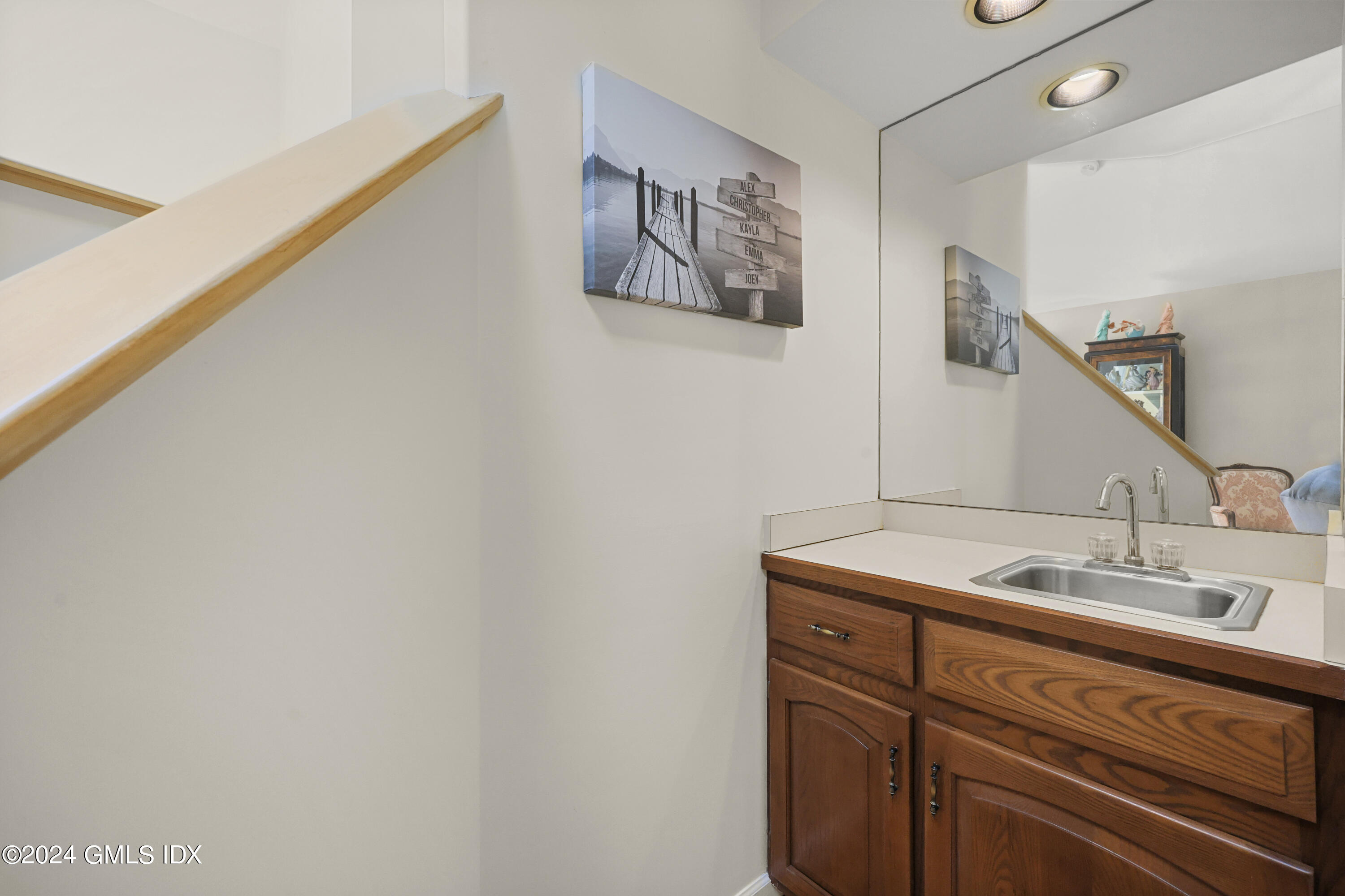 162 Colonial Road, 12