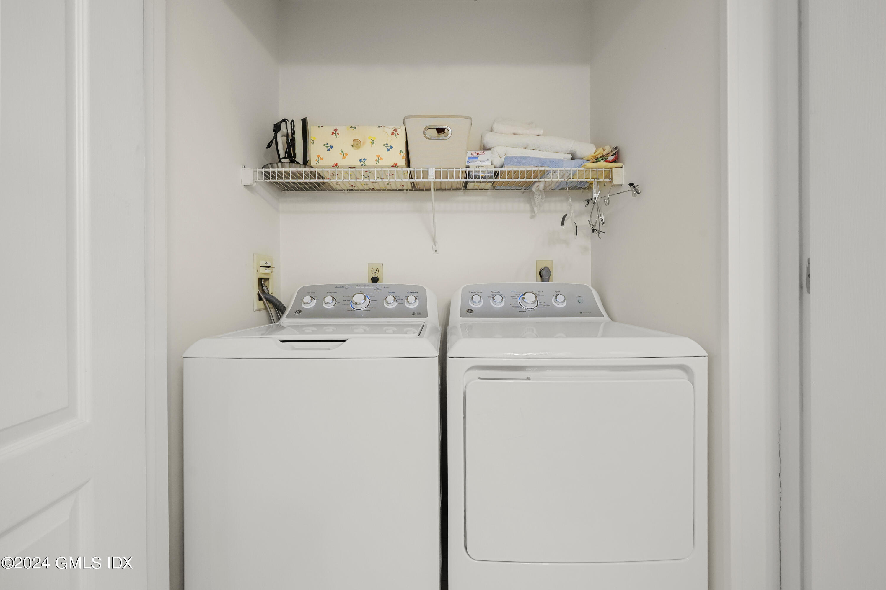 162 Colonial Road, 12