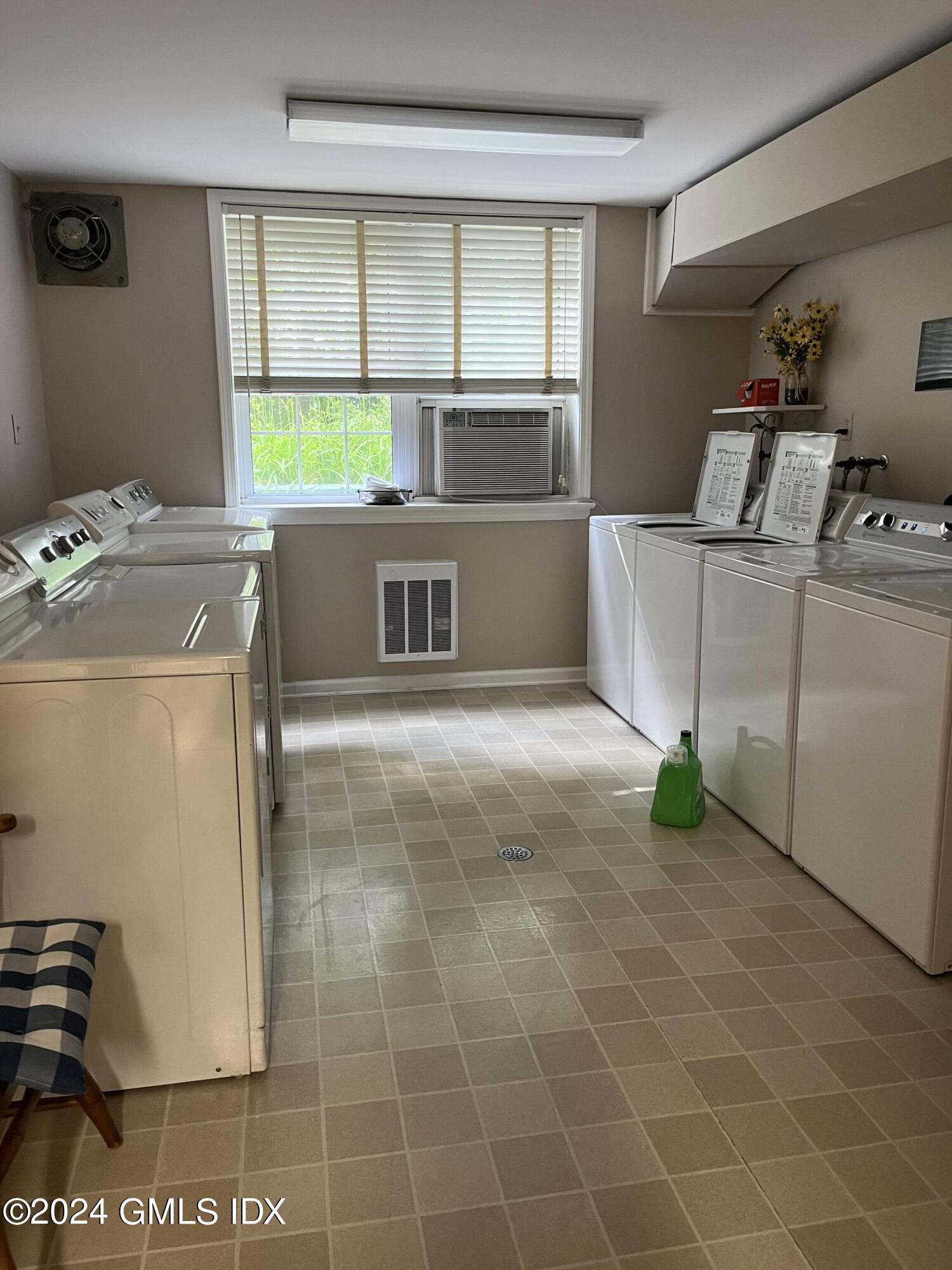 140 Field Point Road, 10