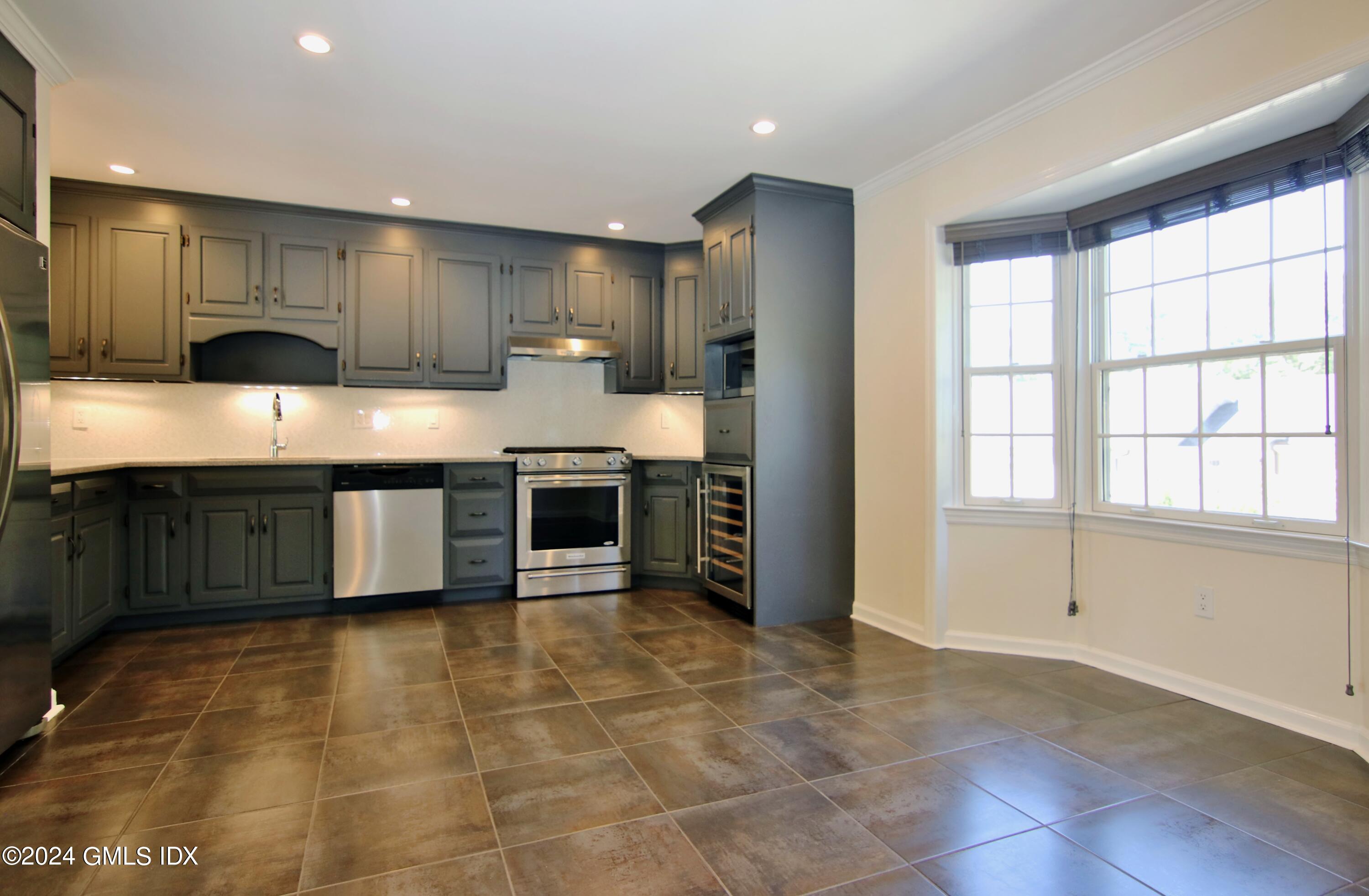 172 Field Point Road, 8