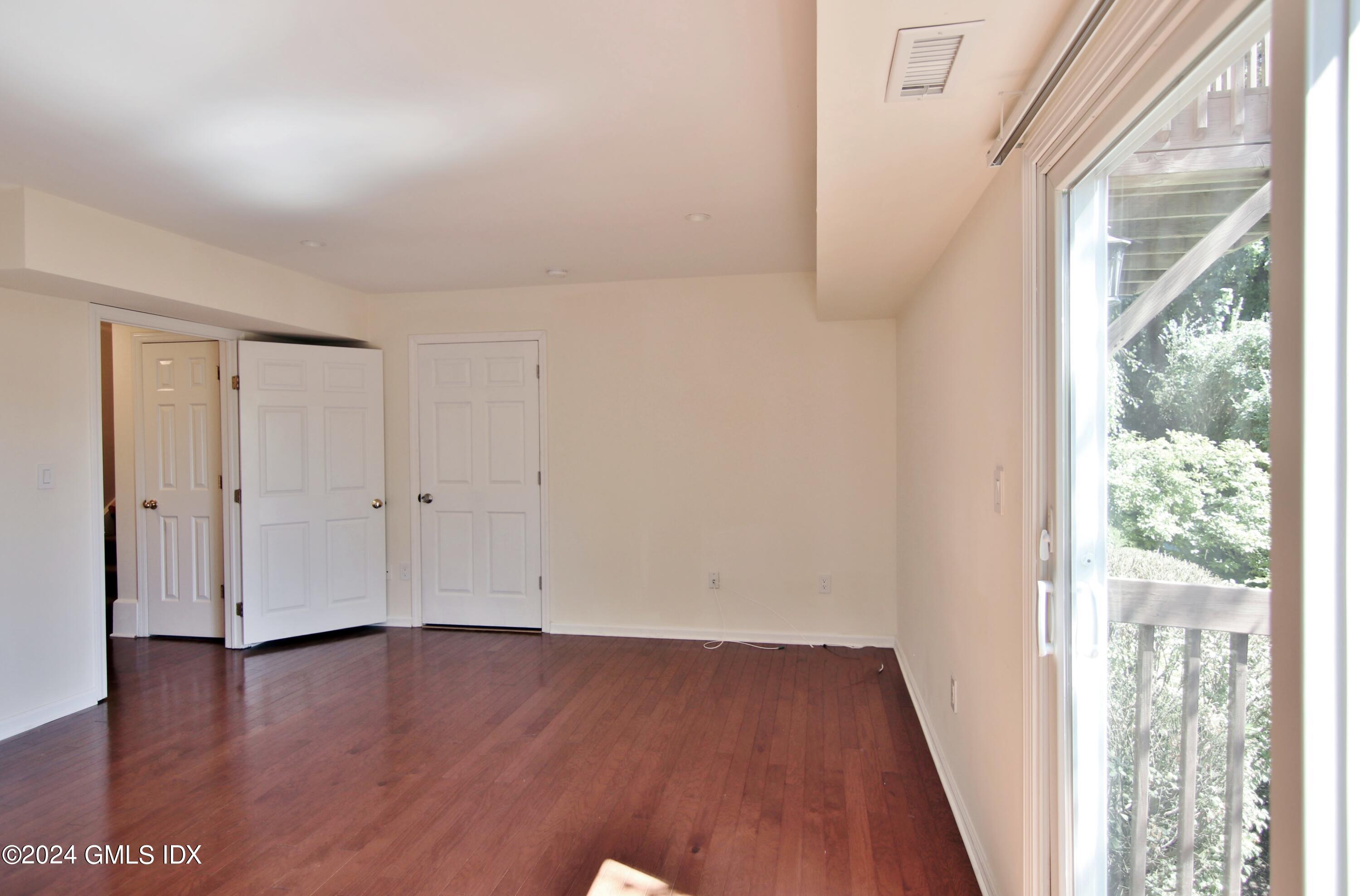 172 Field Point Road, 8