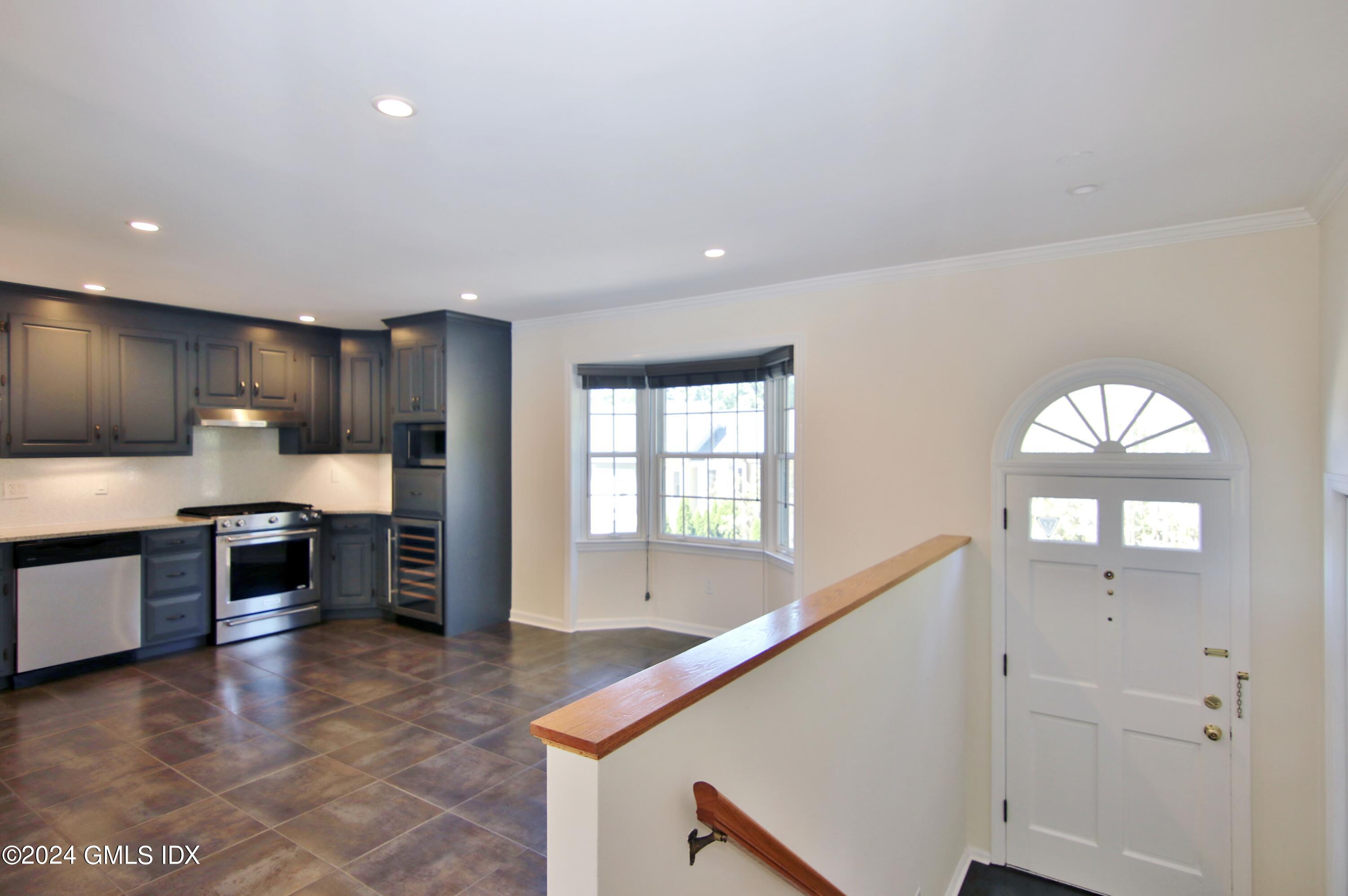 172 Field Point Road, 8