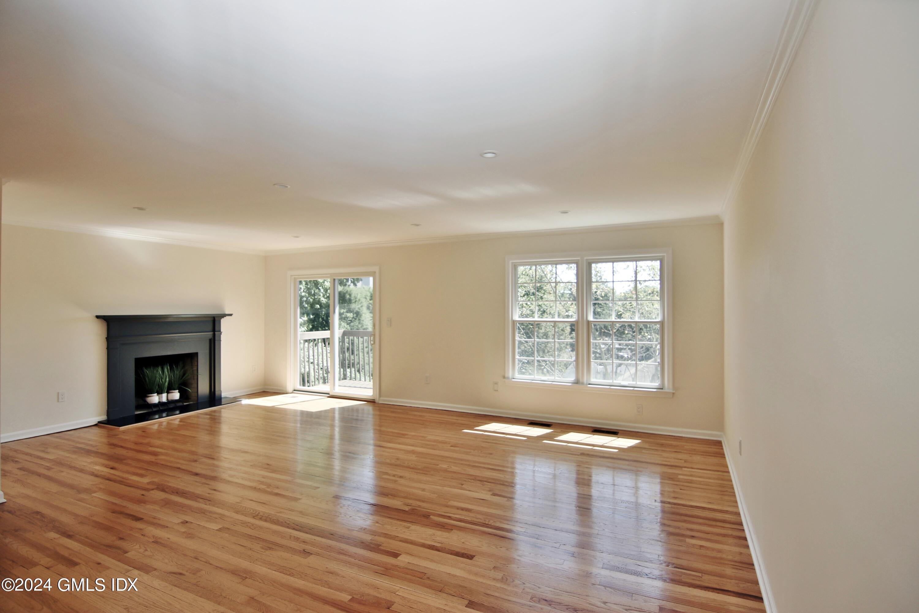 172 Field Point Road, 8