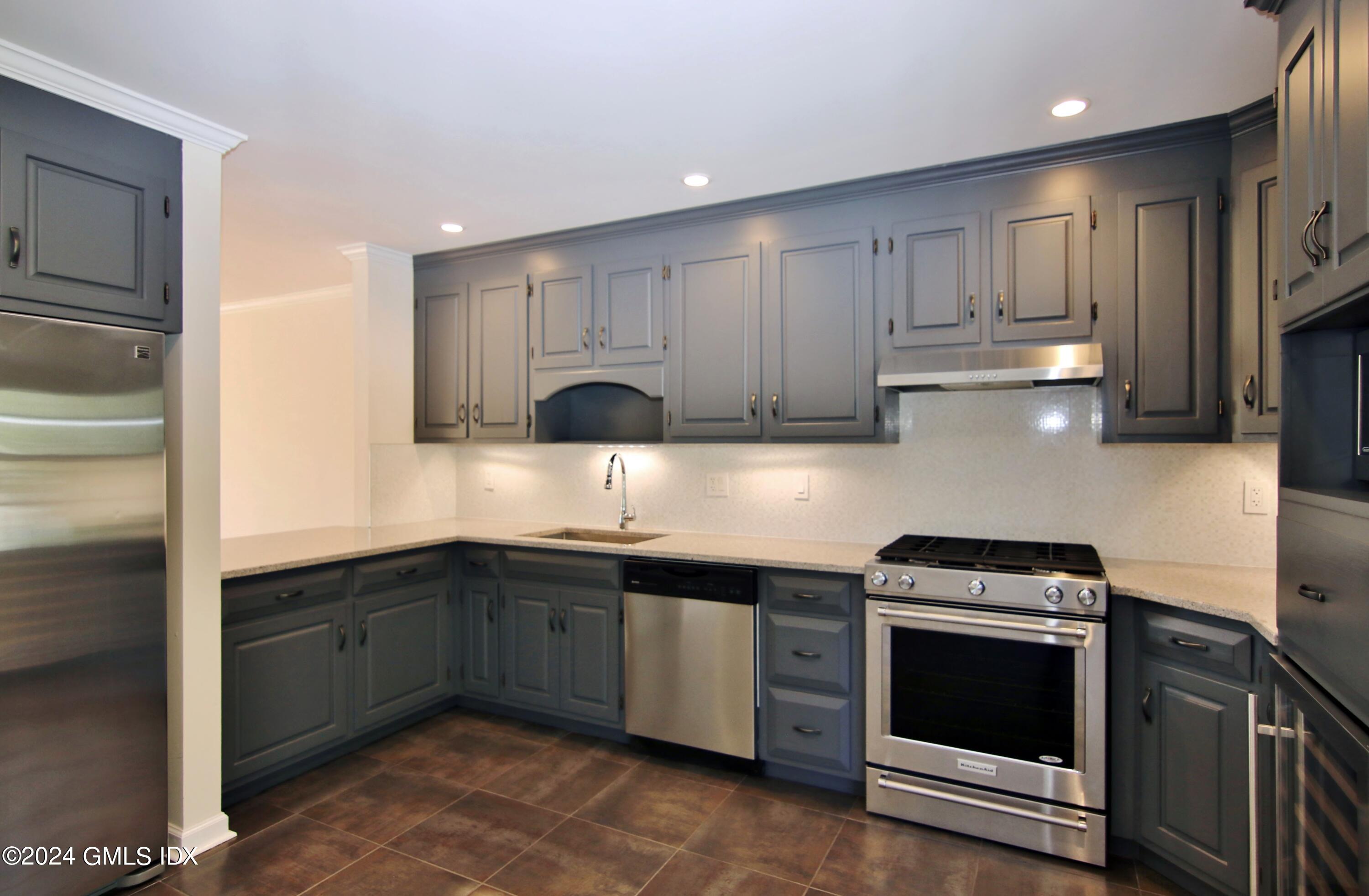 172 Field Point Road, 8