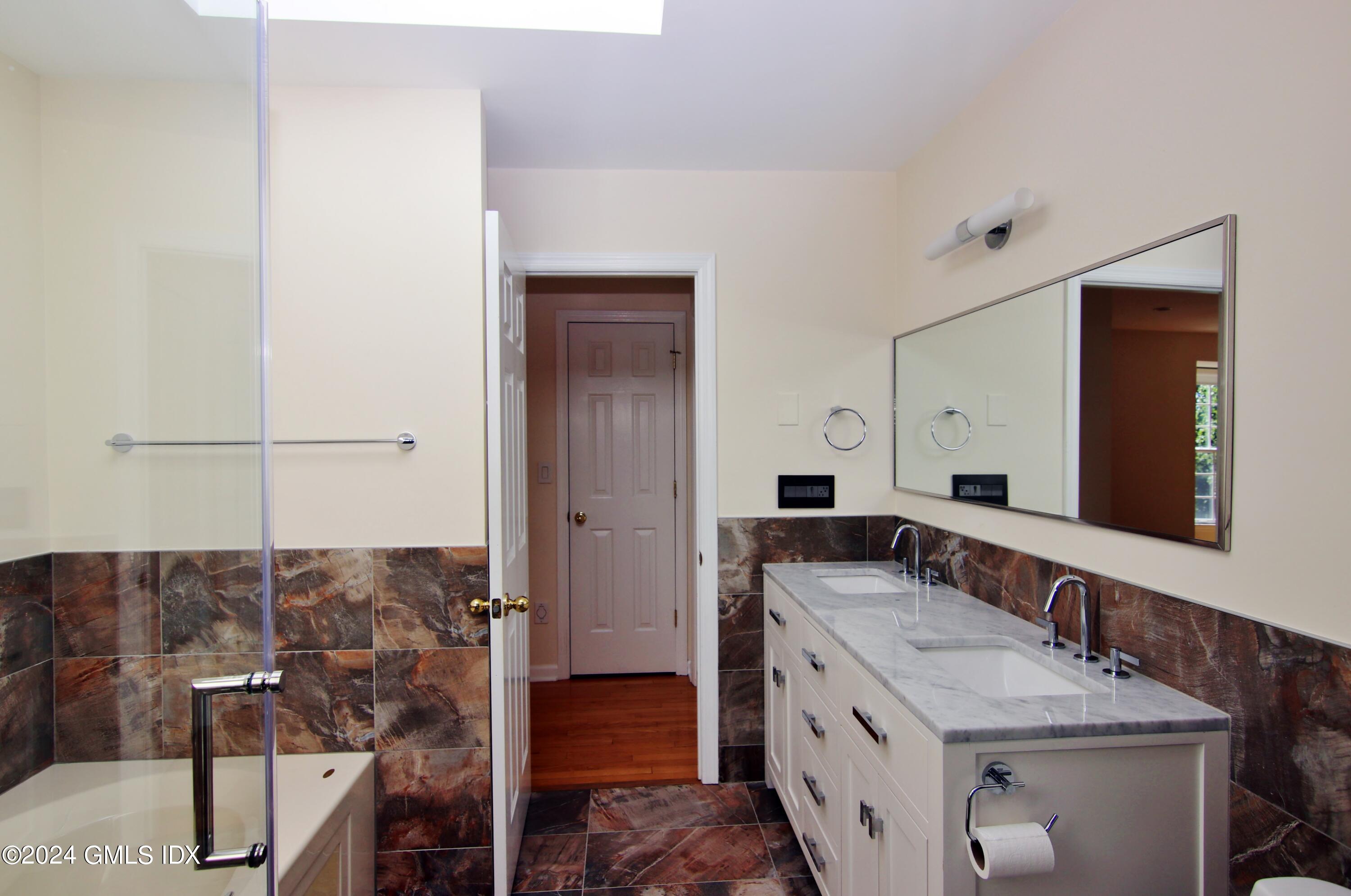 172 Field Point Road, 8