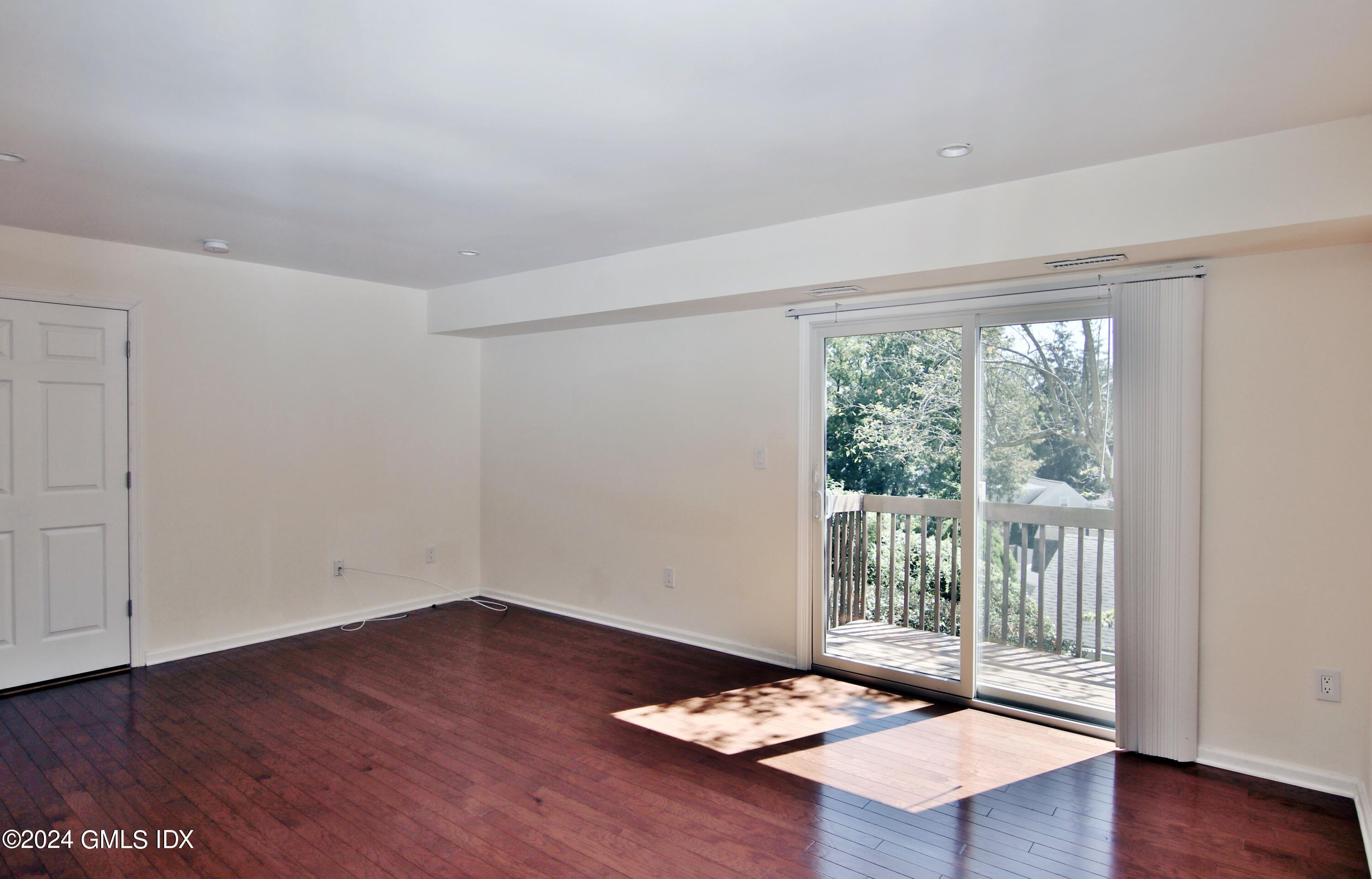 172 Field Point Road, 8