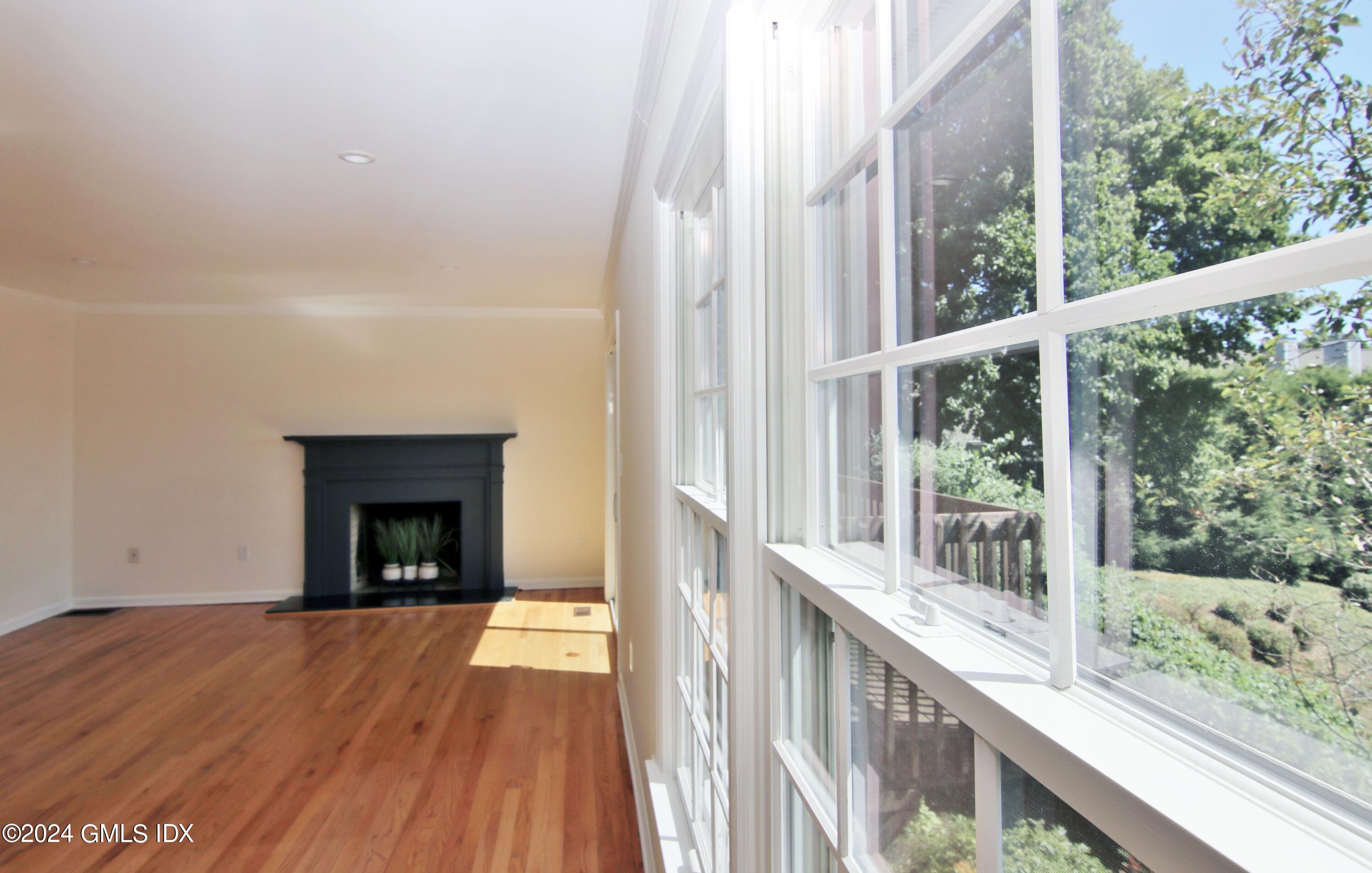 172 Field Point Road, 8