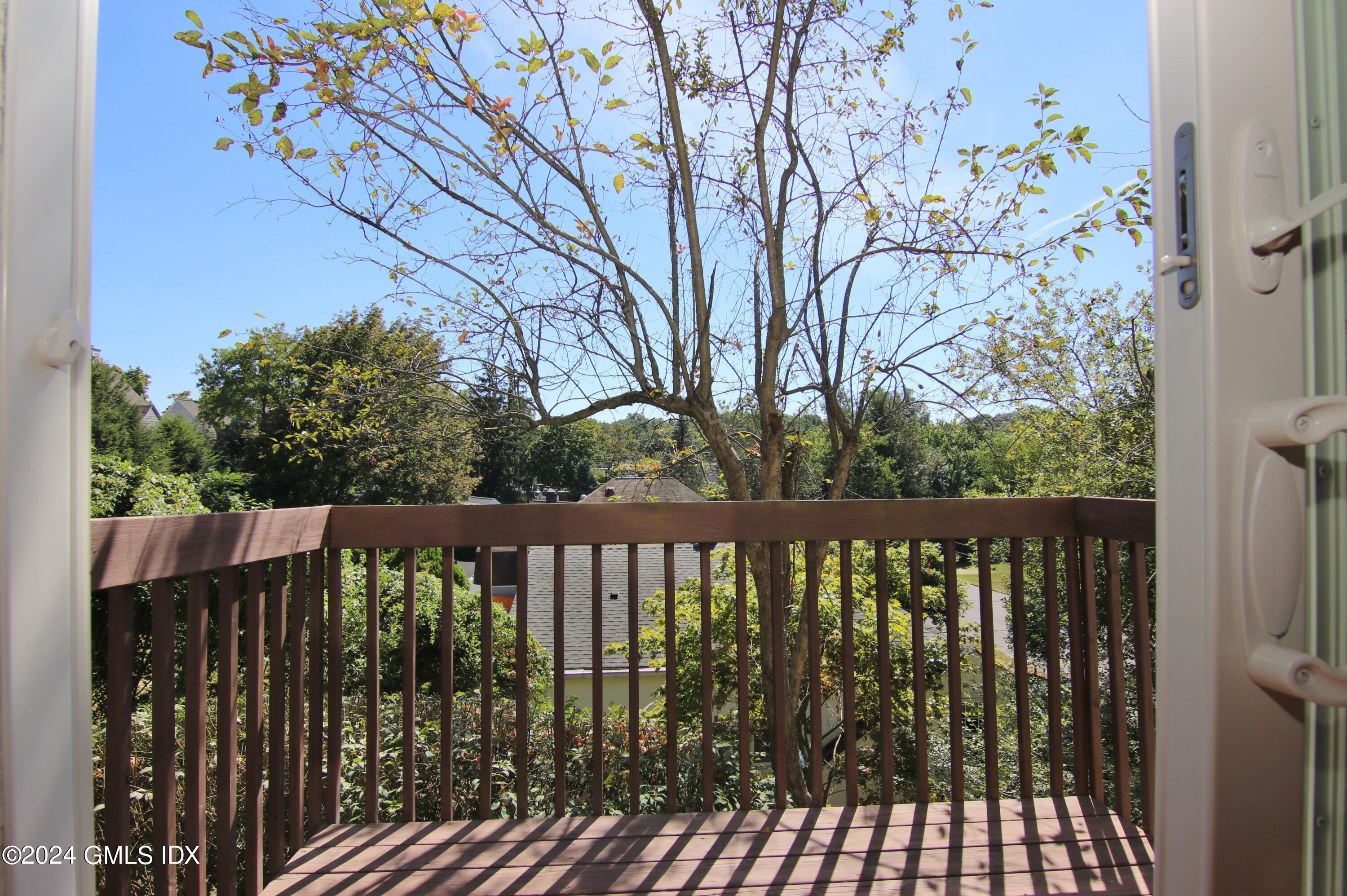 172 Field Point Road, 8