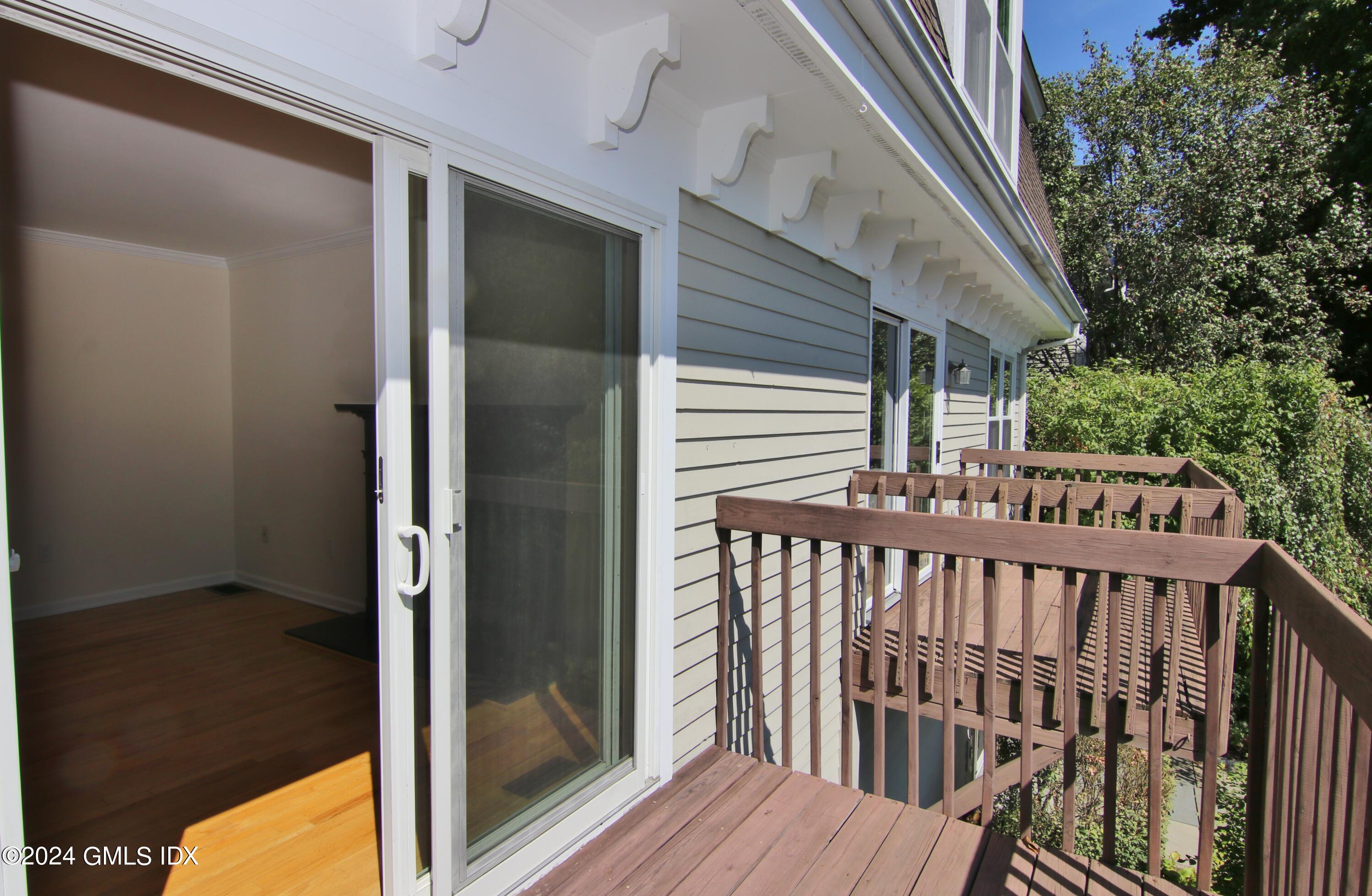 172 Field Point Road, 8