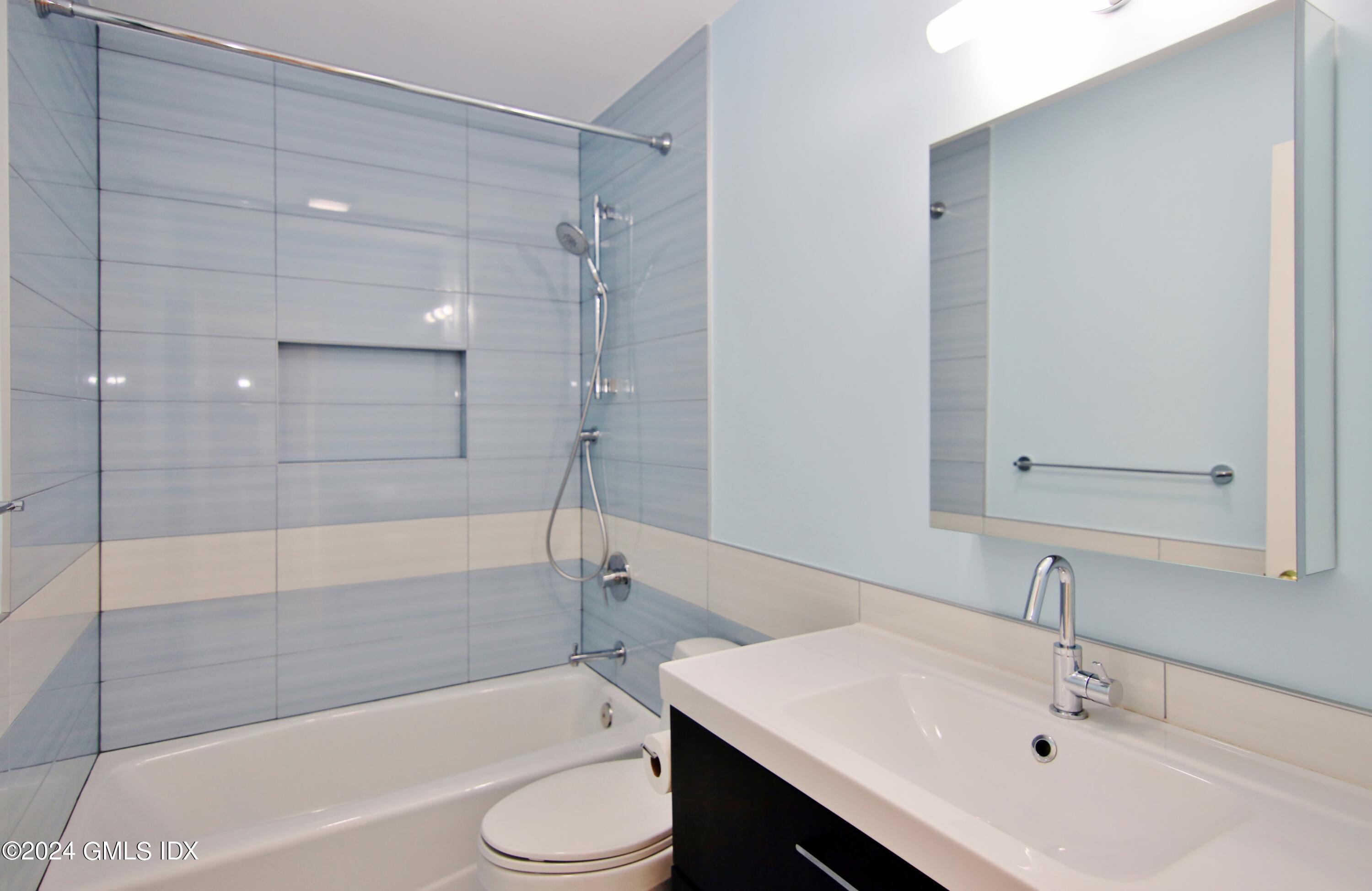 172 Field Point Road, 8