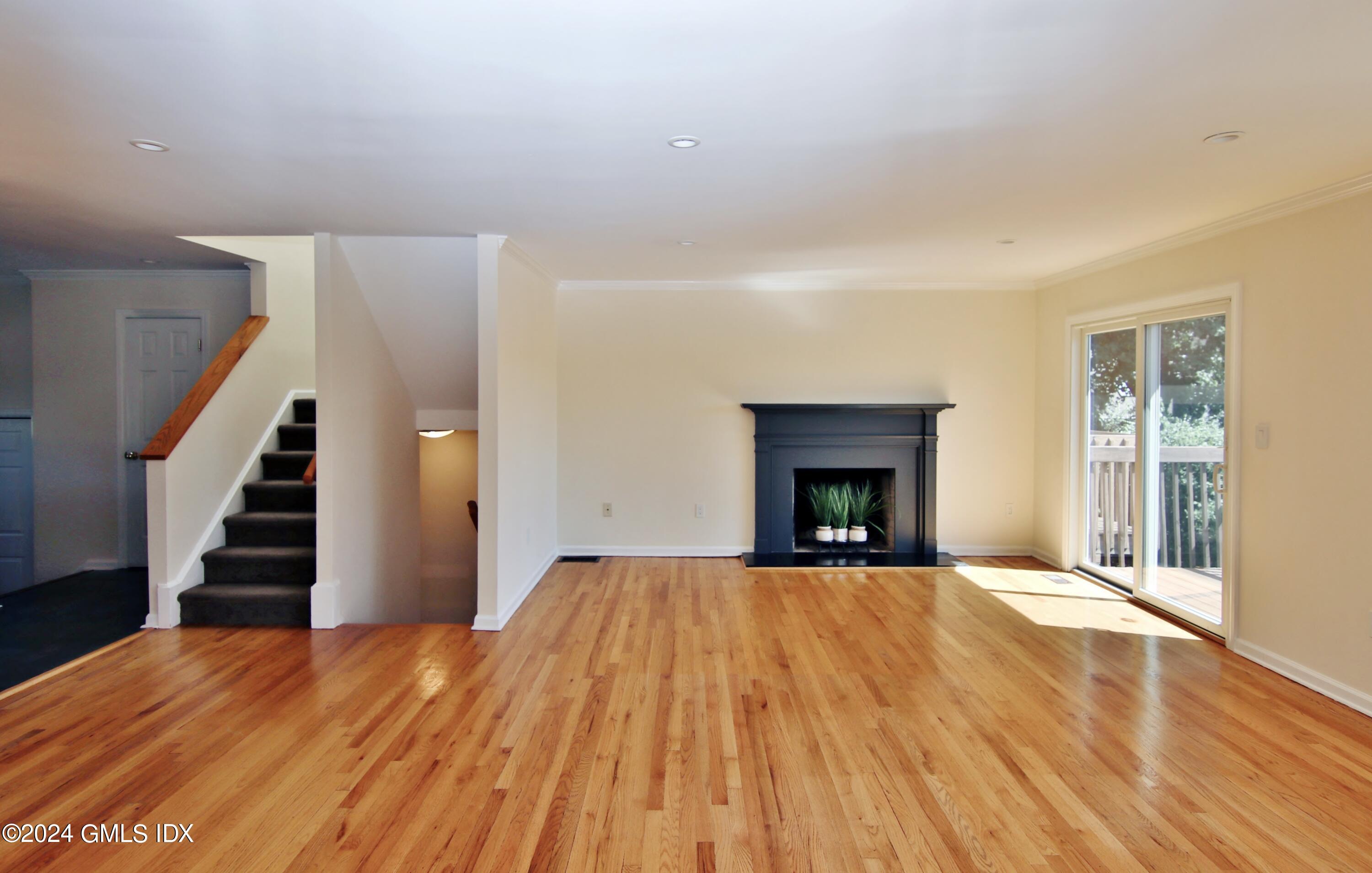 172 Field Point Road, 8