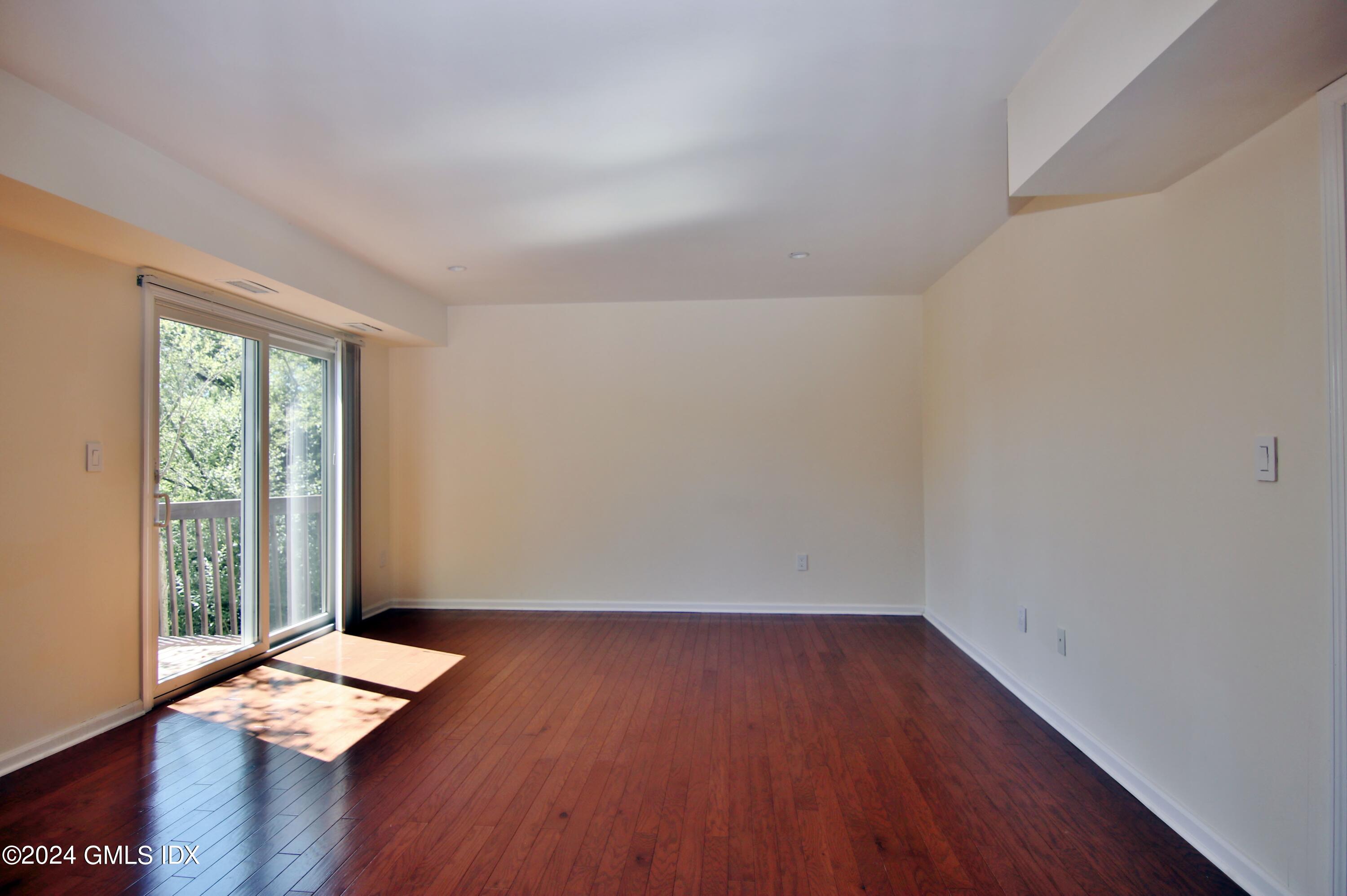 172 Field Point Road, 8