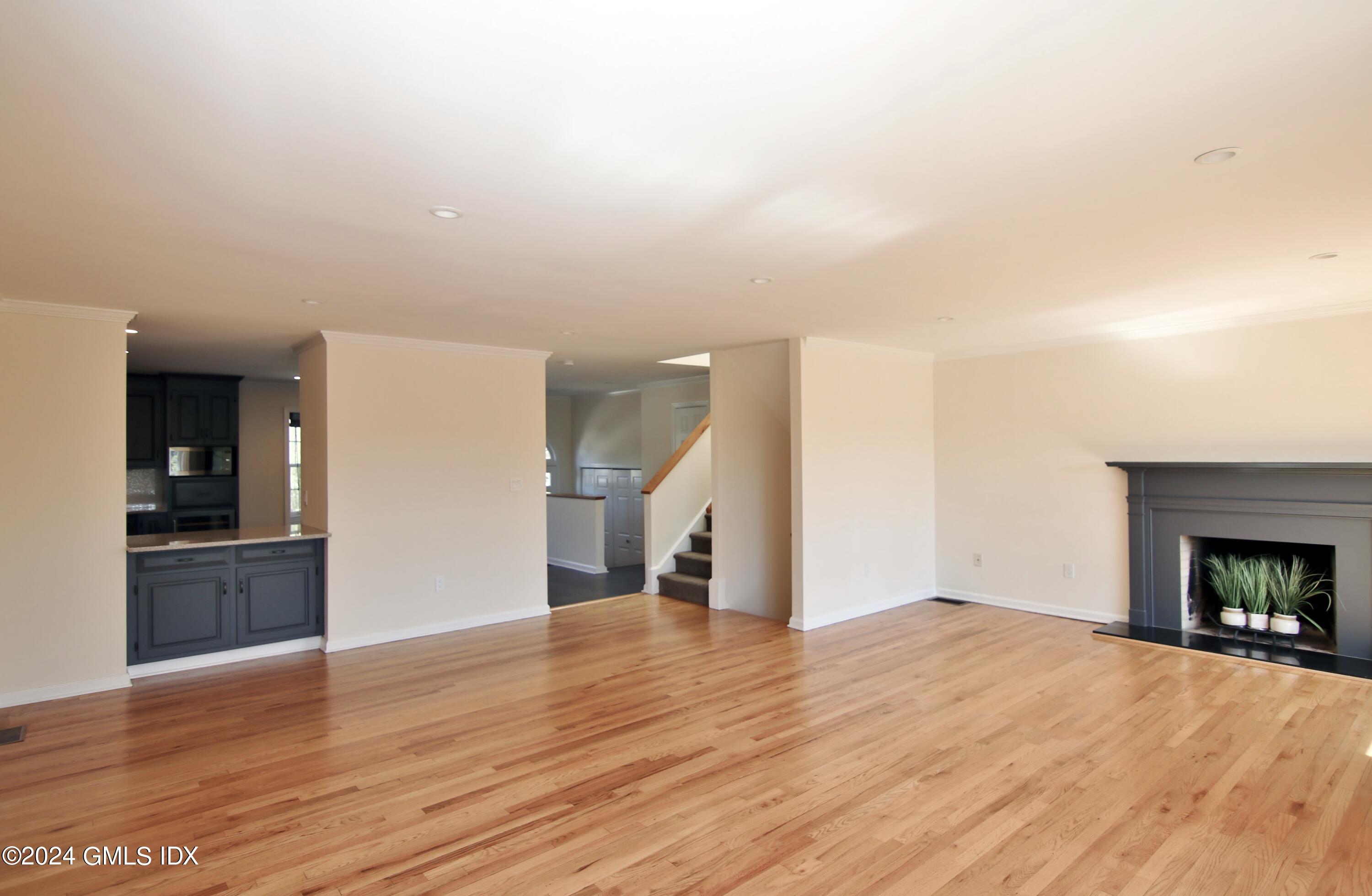 172 Field Point Road, 8