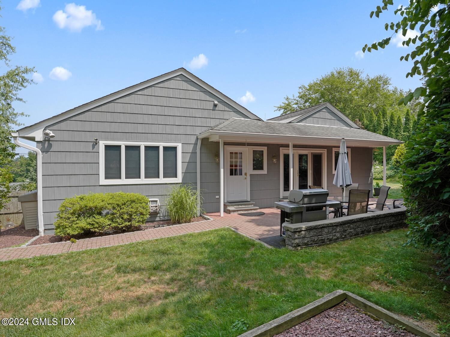 18 Bishop Drive North