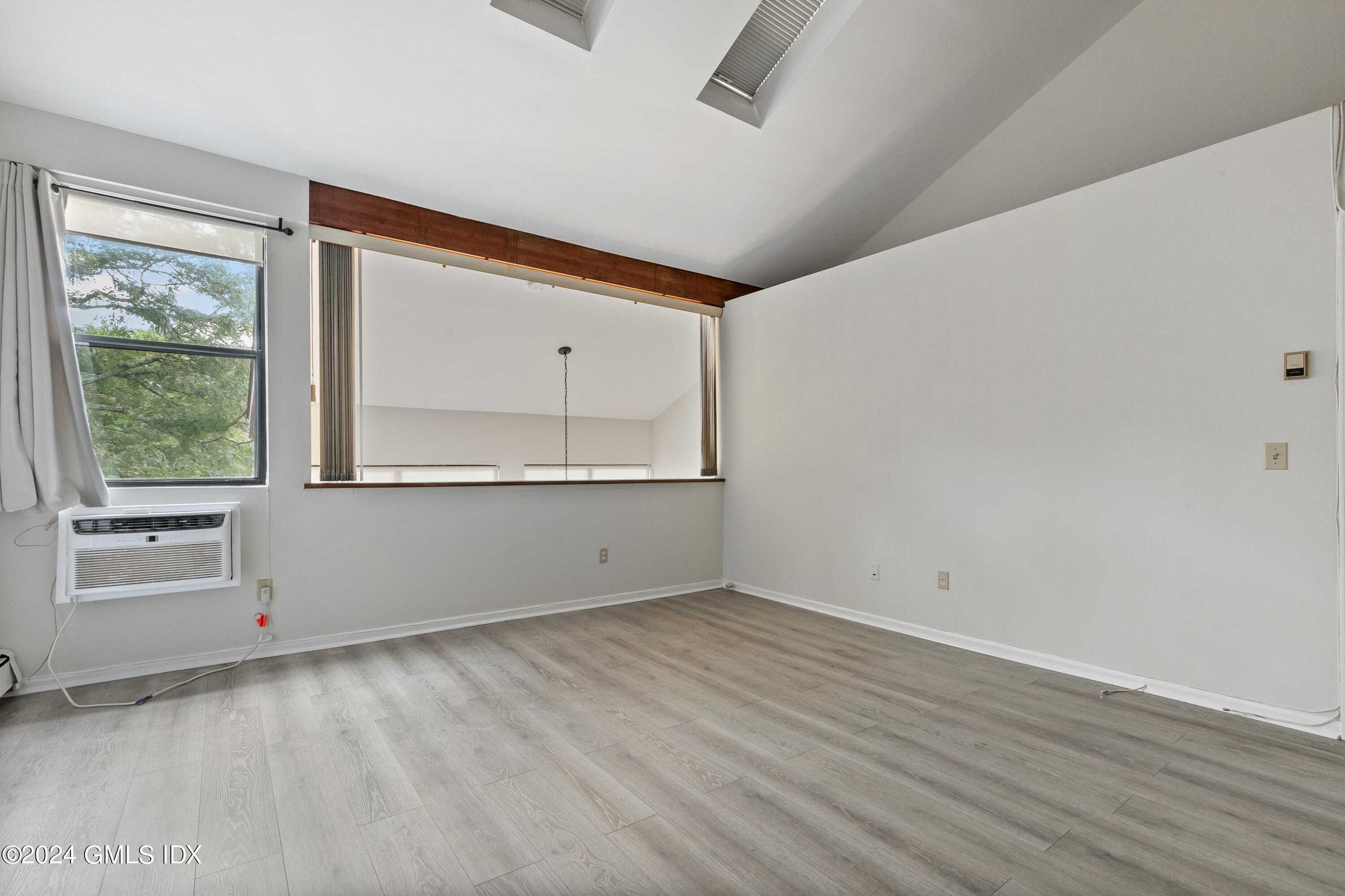 1465 E Putnam Avenue, 631