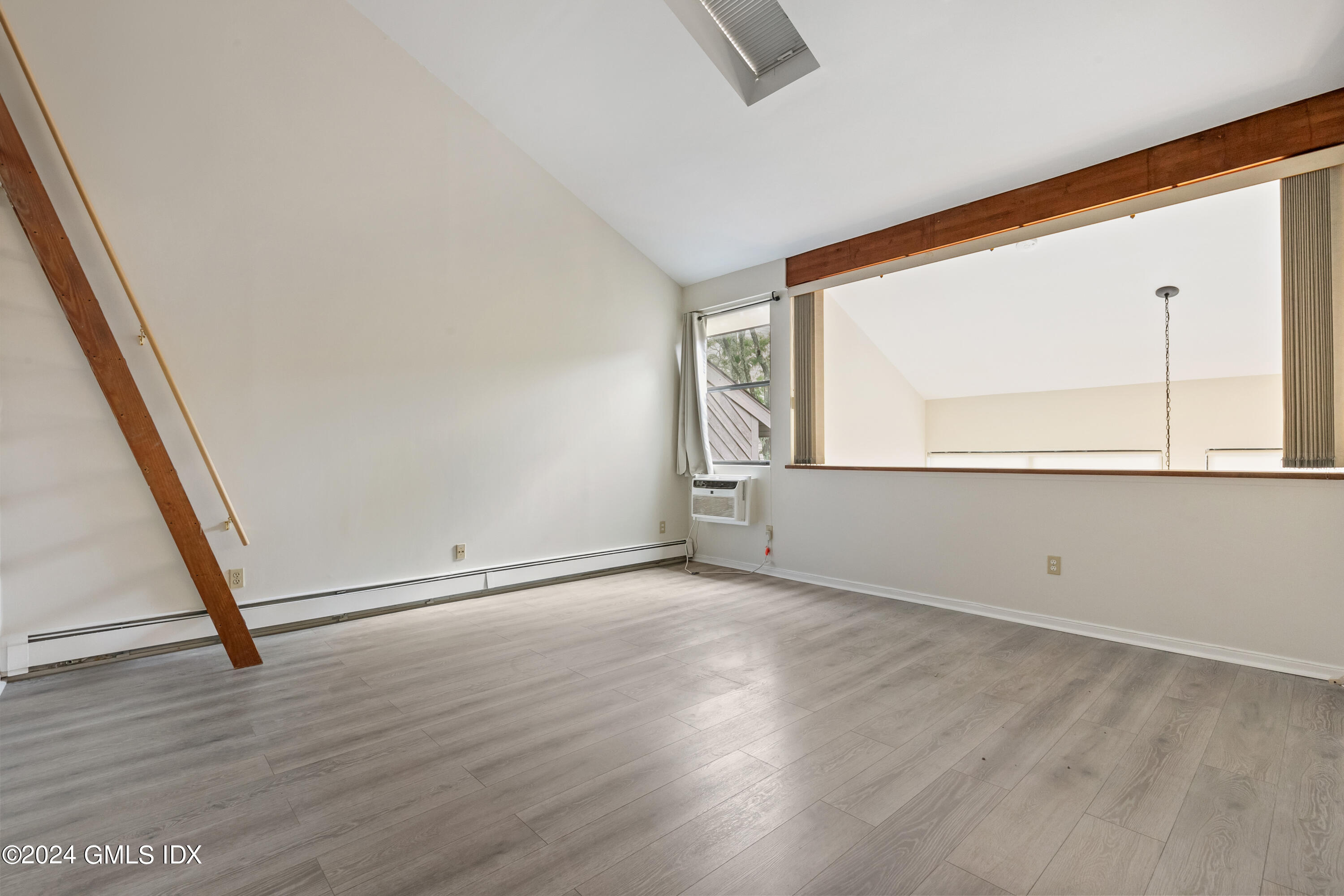 1465 E Putnam Avenue, 631