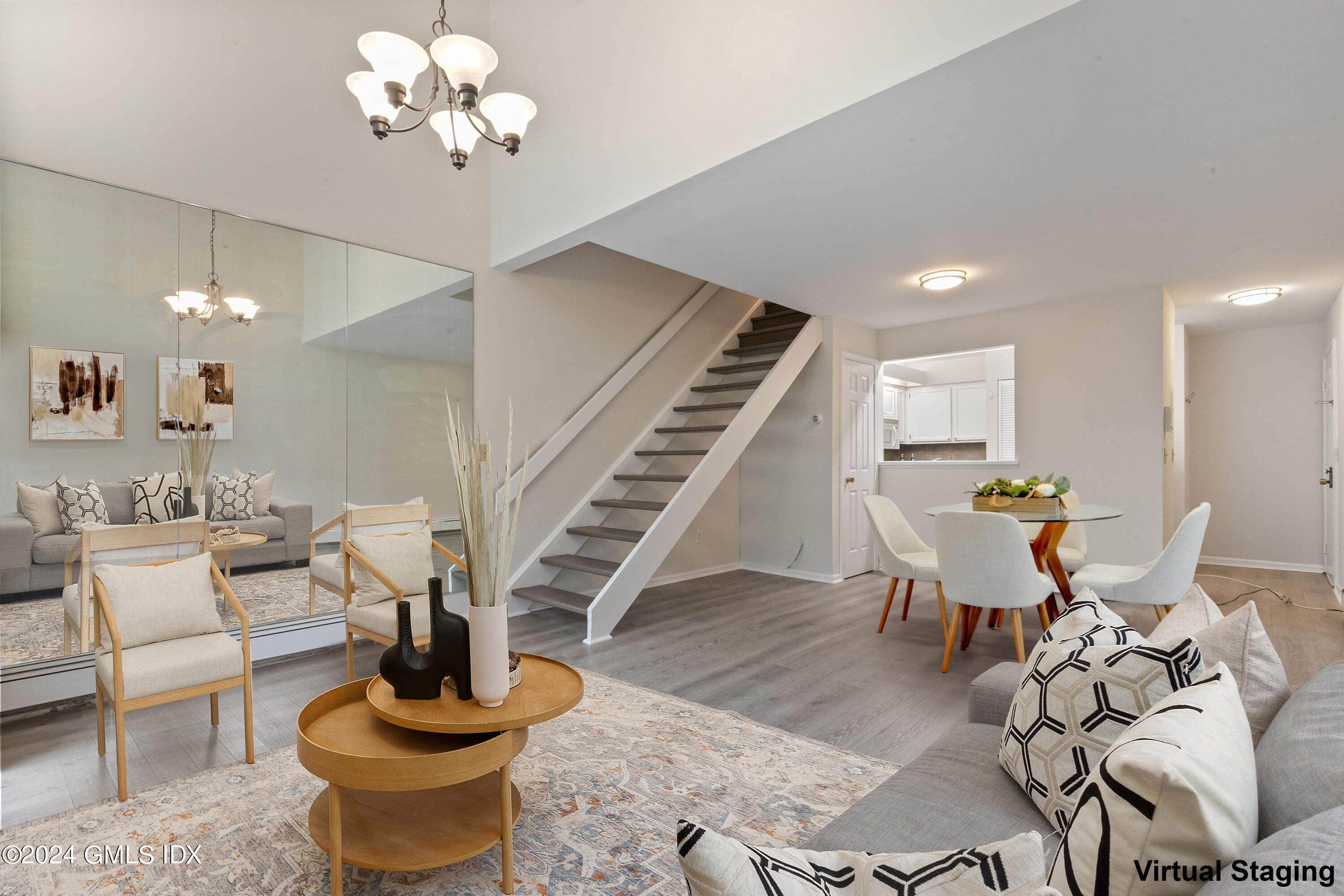 1465 E Putnam Avenue, 631