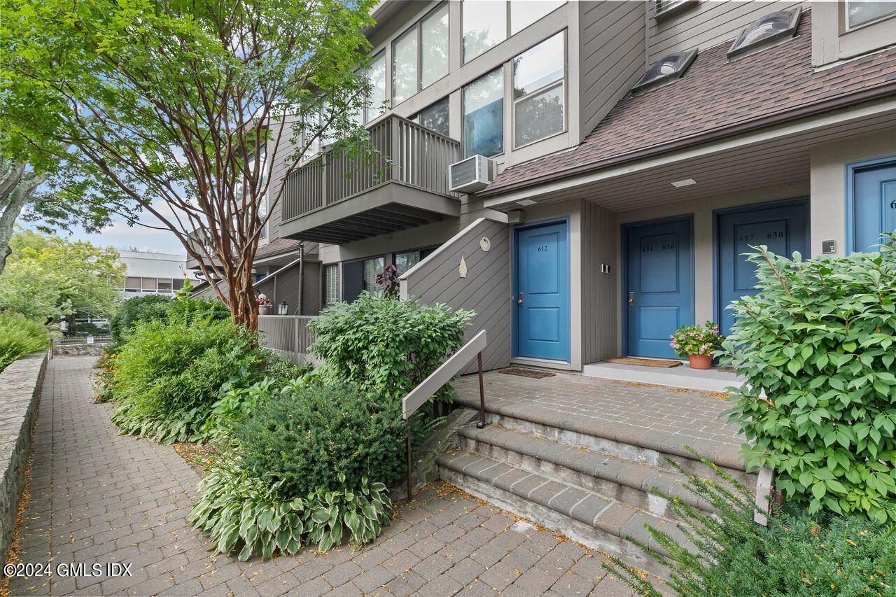 1465 E Putnam Avenue, 631