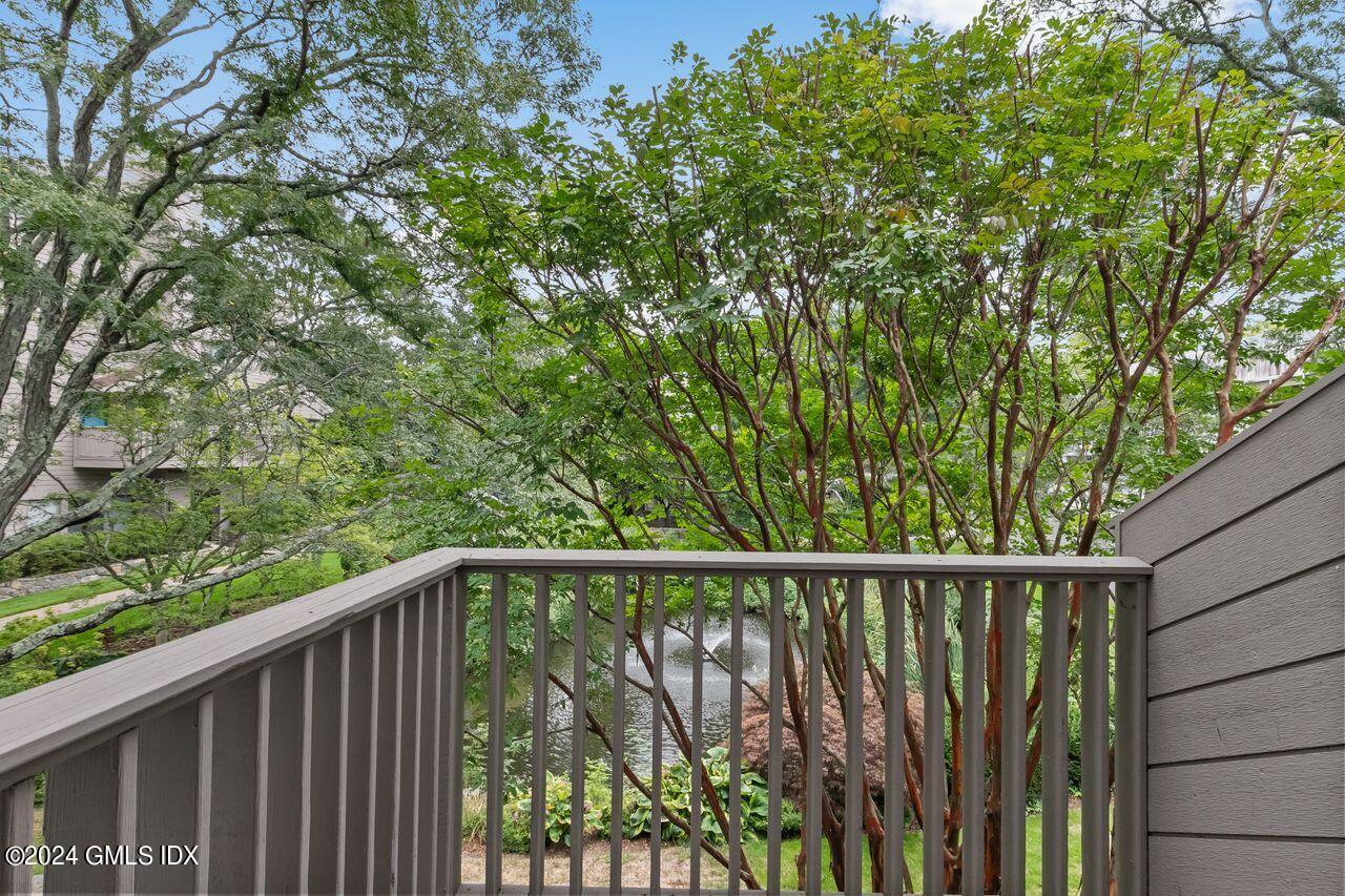 1465 E Putnam Avenue, 631